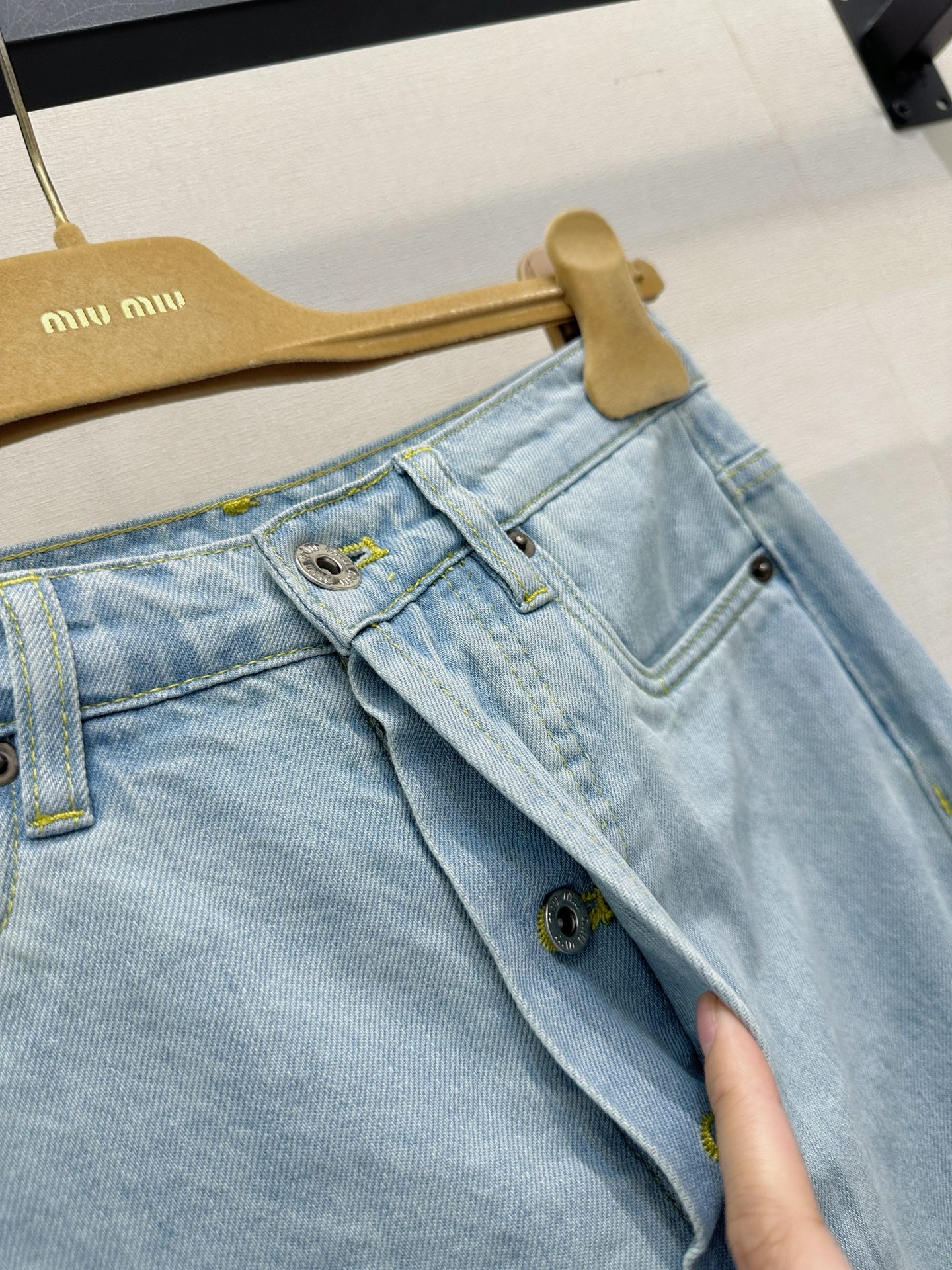 미우미우(MiuMiu) 배색 카라 데님 셔츠 의류