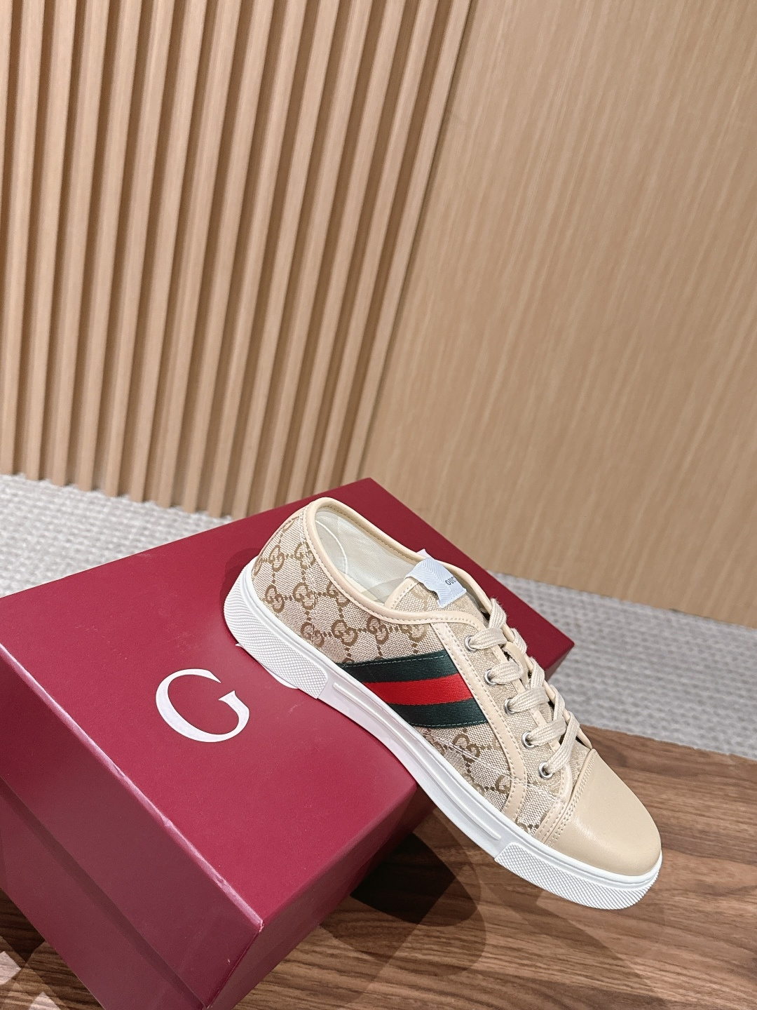 구찌(GUCCI) GG 엠보싱 로우탑 스니커즈 신발