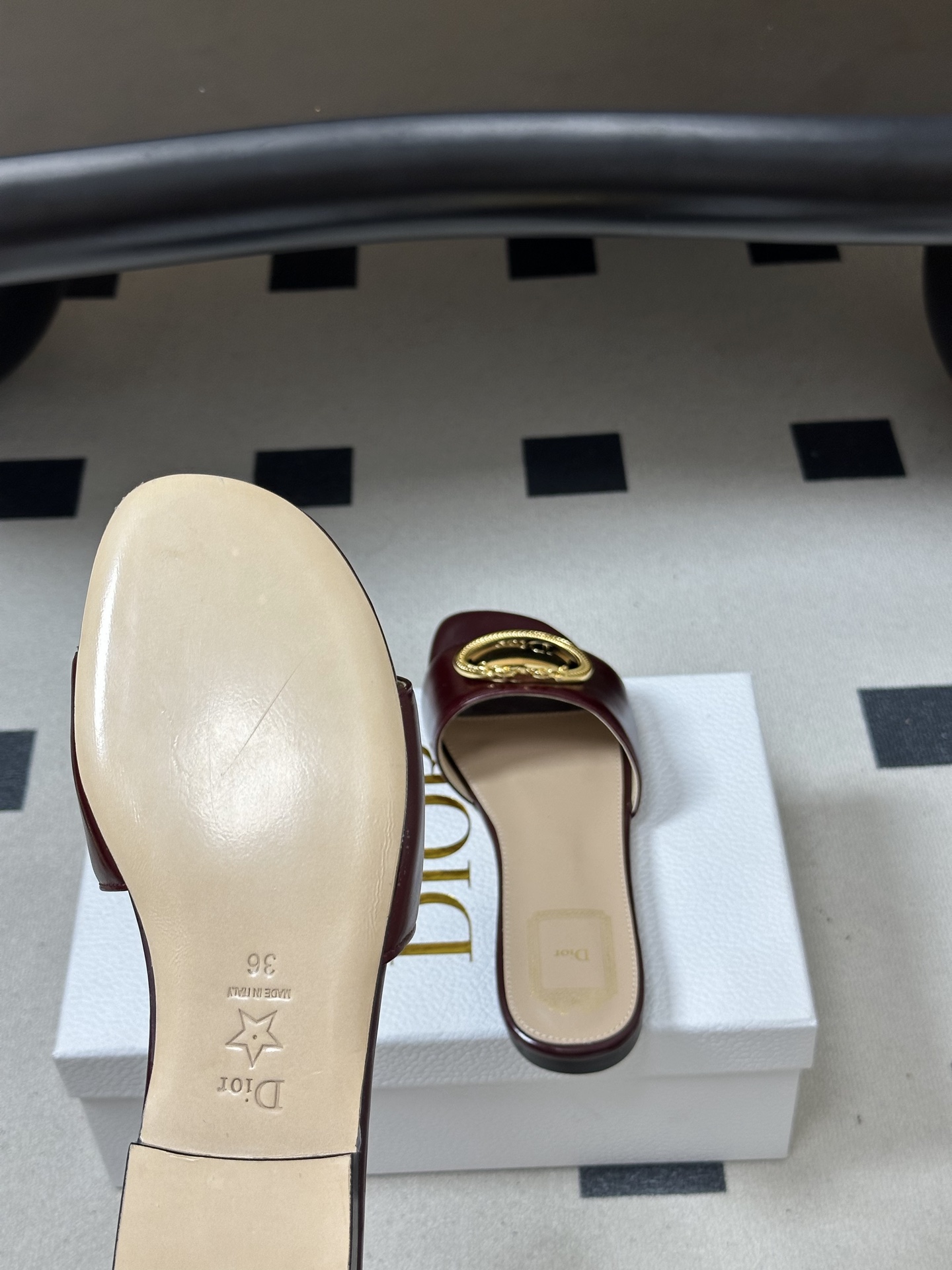 디올(DIOR) 메탈 버클 슬라이드 슬리퍼 신발