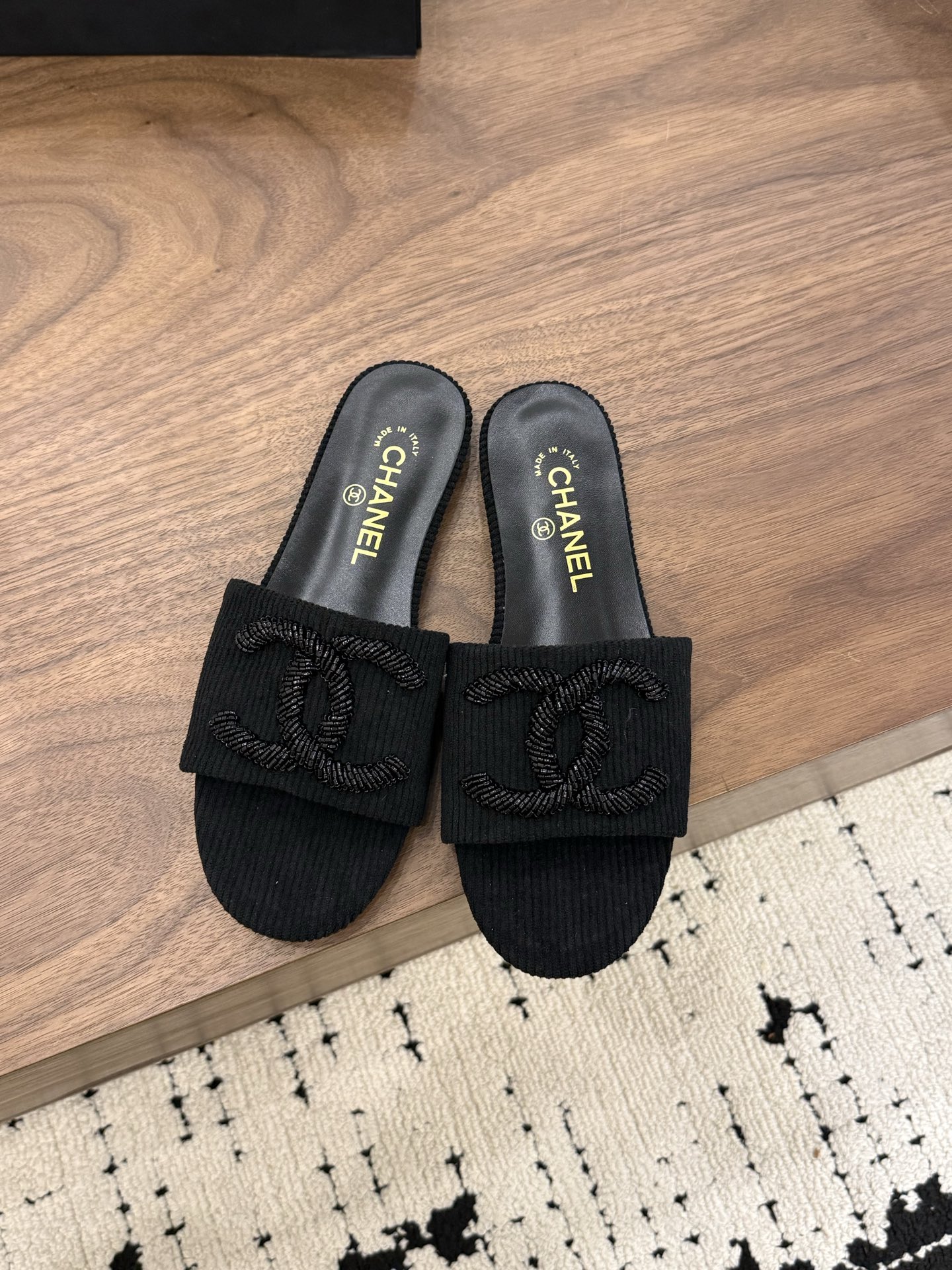 샤넬(CHANEL) 로고 스트라이프 플랫 슬리퍼 신발