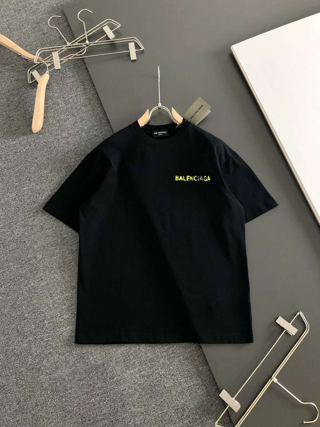 발렌시아가(BALENCIAGA) 그래픽 프린트 반팔 티셔츠 상의 의류