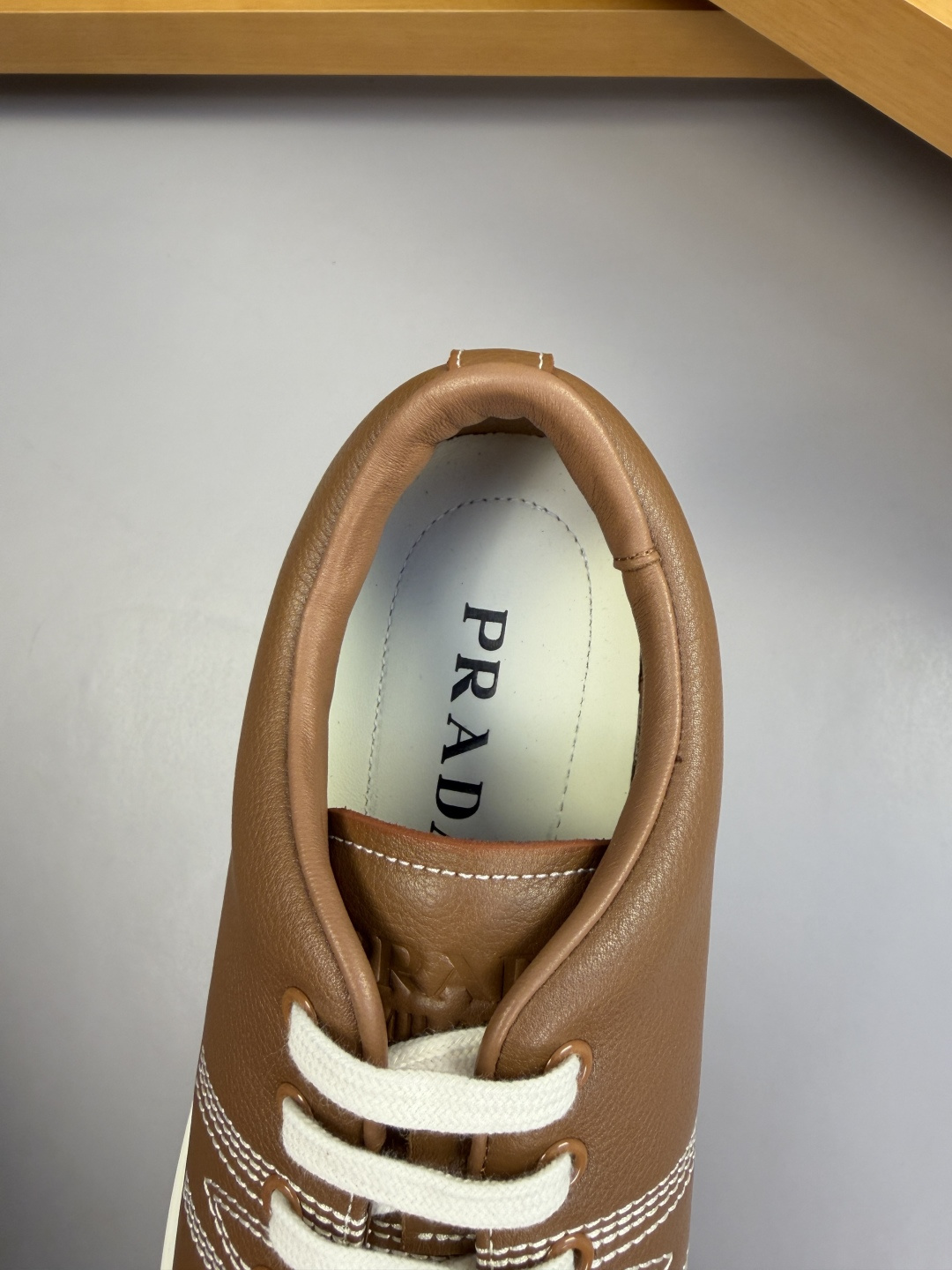 [Prada] 프라다 자수 엠블럼 리치 가죽 스니커즈 신발