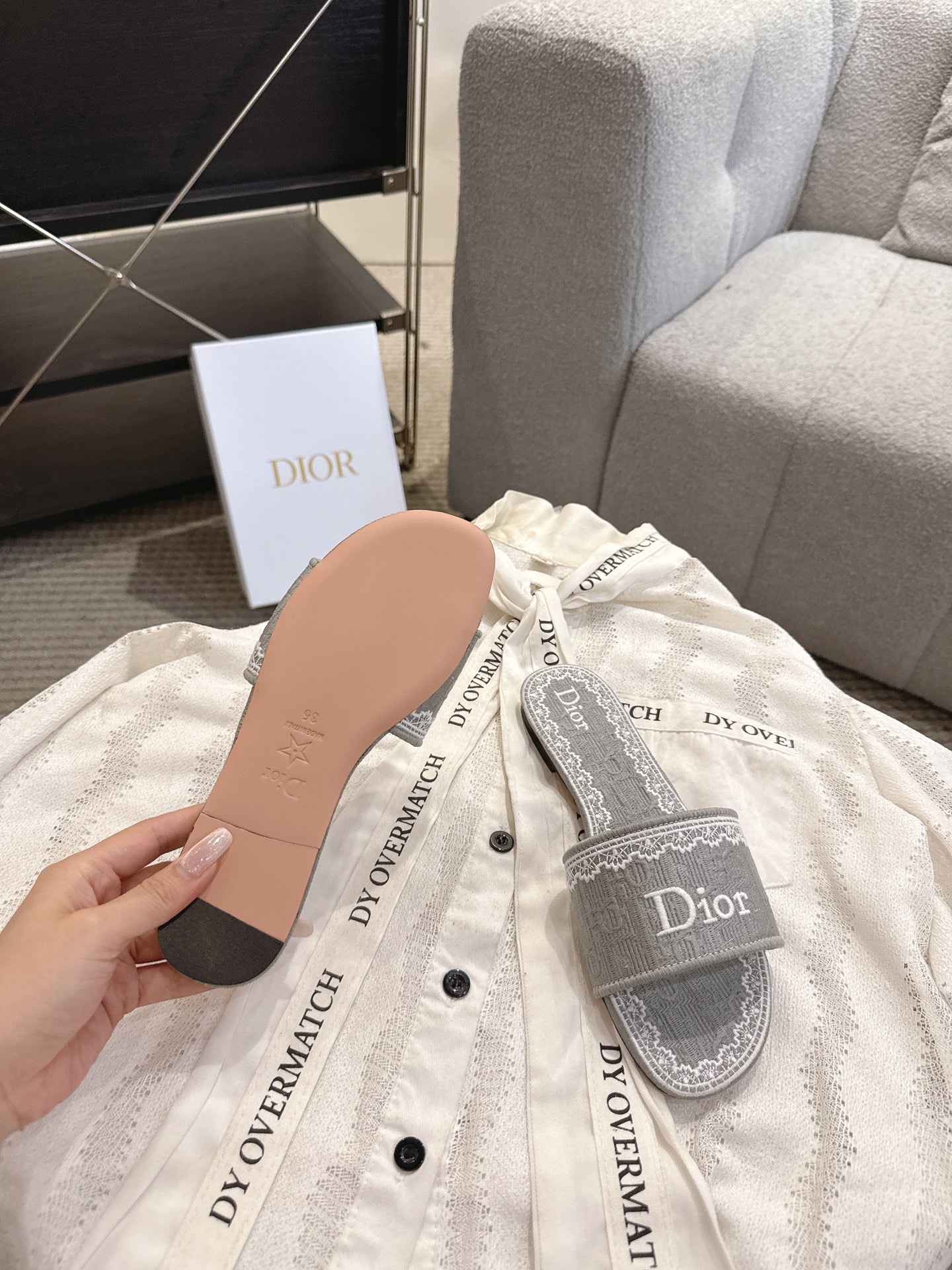 디올(DIOR) 플라워 자수 로고 슬라이드 슬리퍼