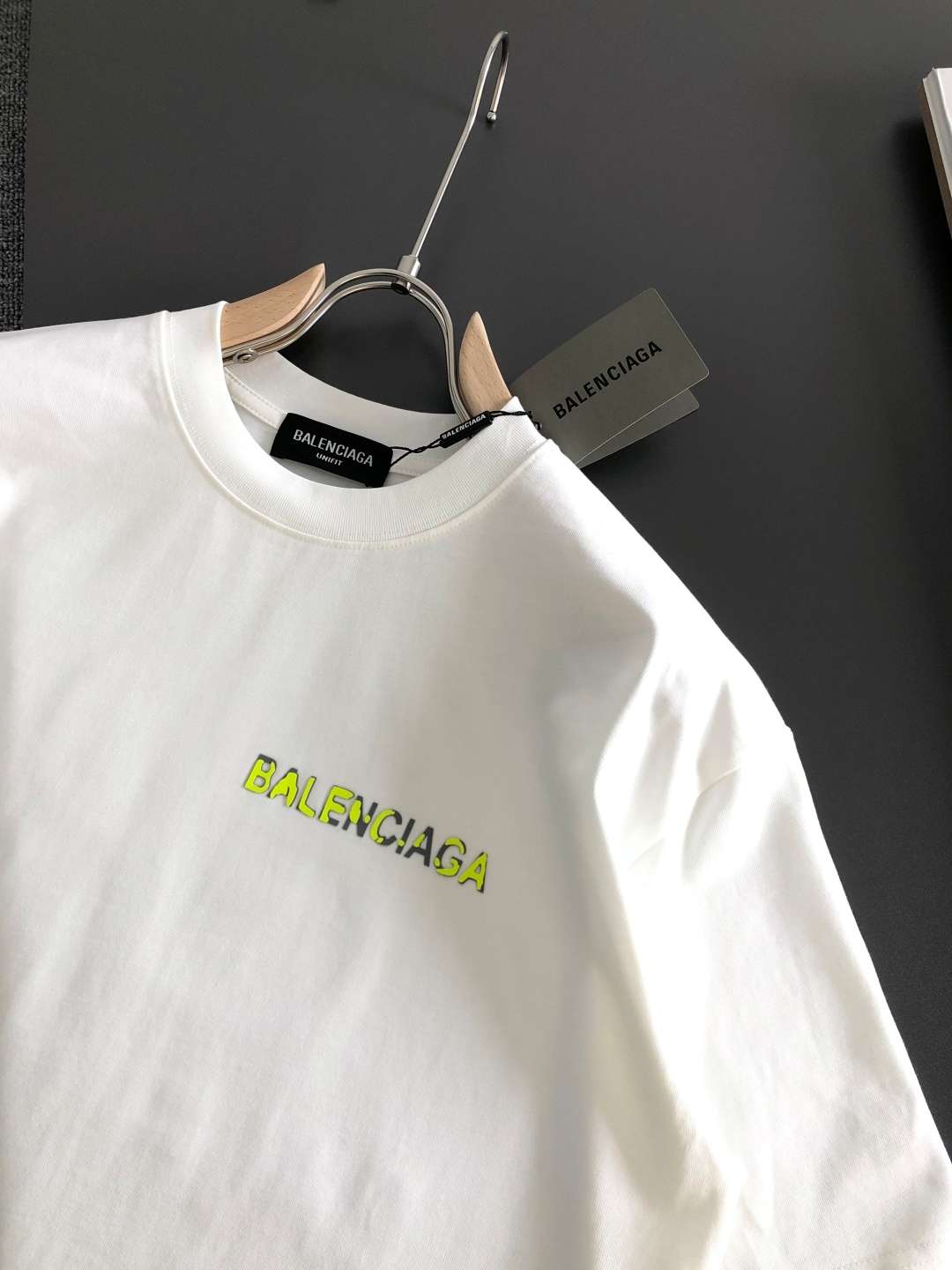 발렌시아가(BALENCIAGA) 그래픽 프린트 반팔 티셔츠 상의 의류