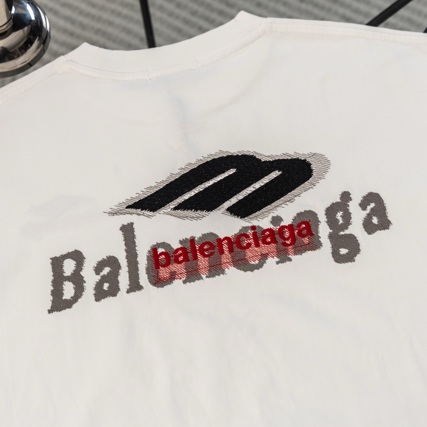 발렌시아가(BALENCIAGA) 레터링 자수 반팔 티셔츠 의류
