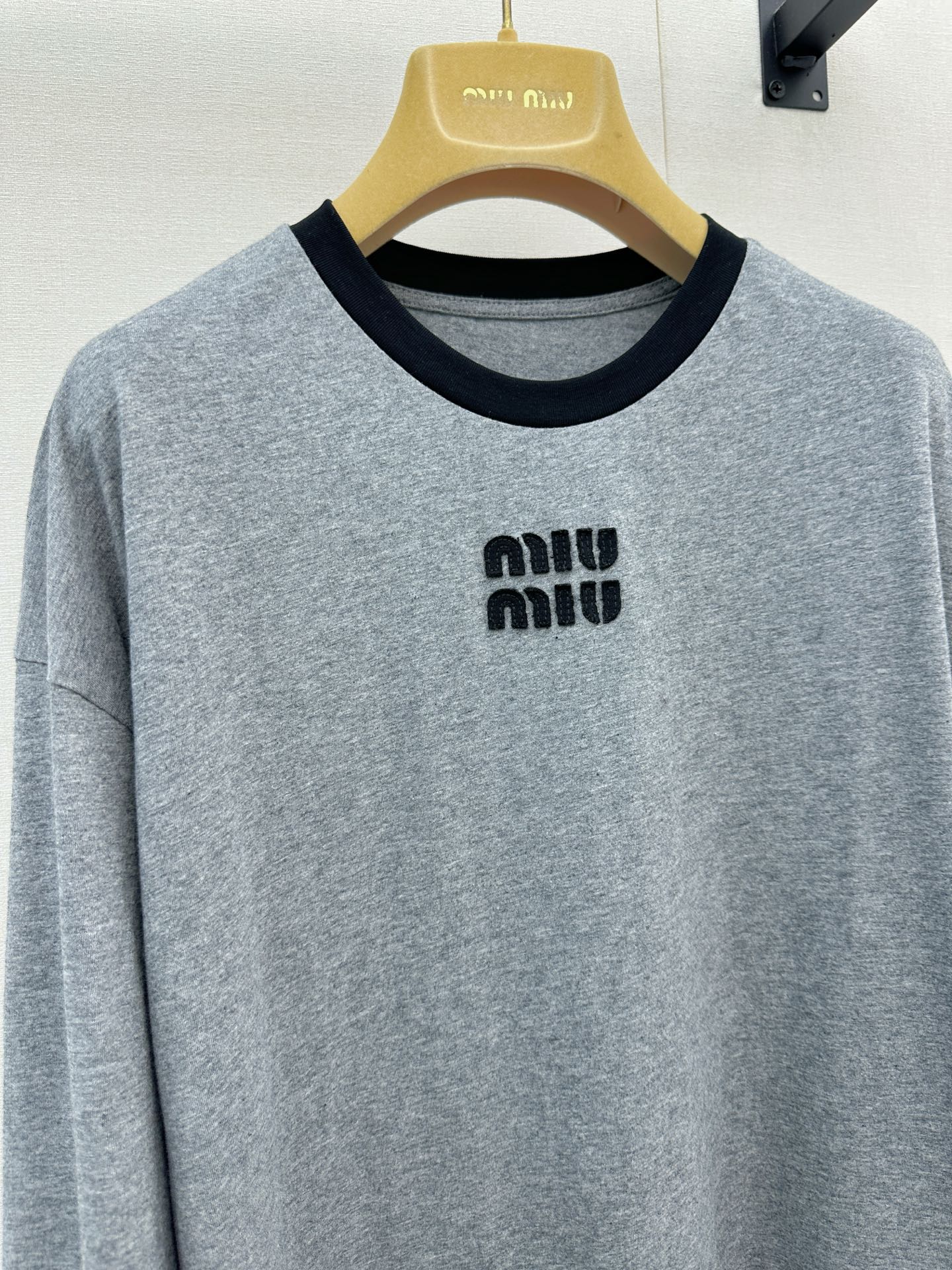 미우미우(MIU MIU) 배색 카라 로고 자수 긴팔 티셔츠 상의 의류