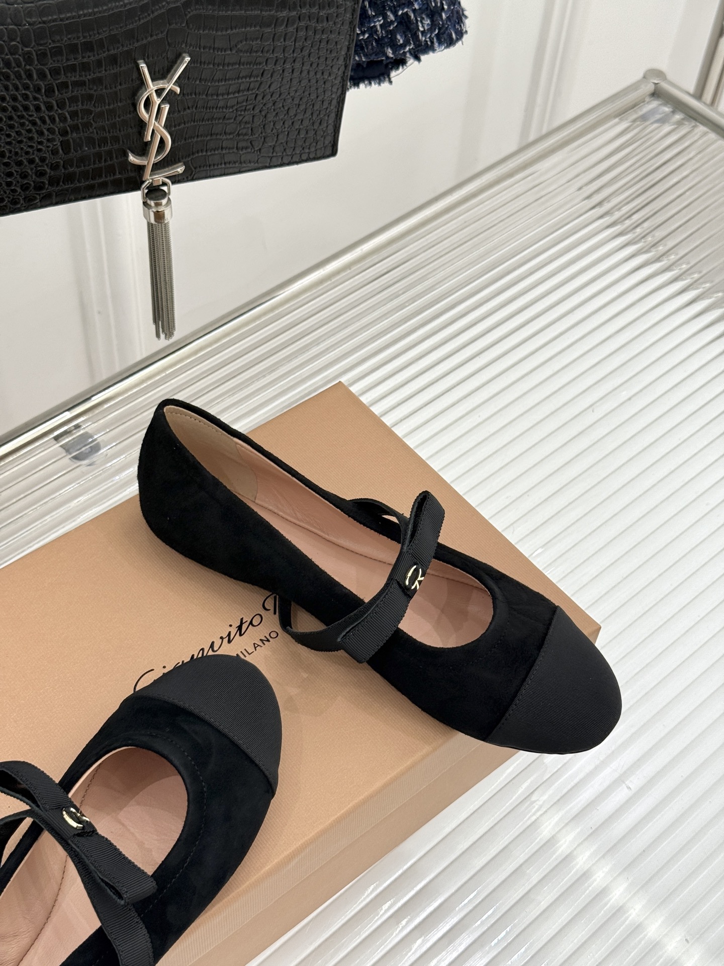 지안비토 로시(Gianvito Rossi) 리본 메리제인 플랫슈즈 신발