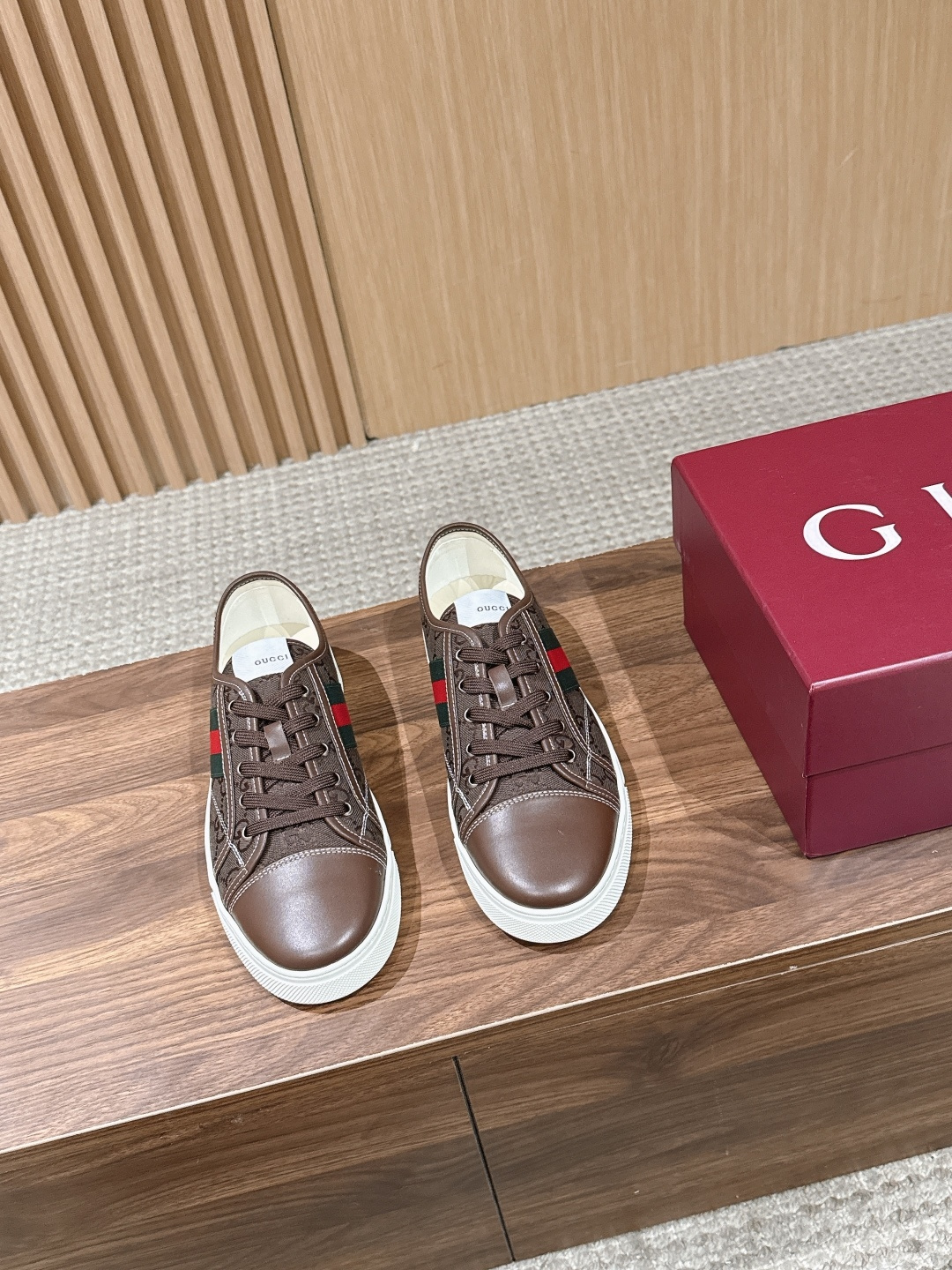 구찌(GUCCI) GG 엠보싱 로우탑 스니커즈 신발