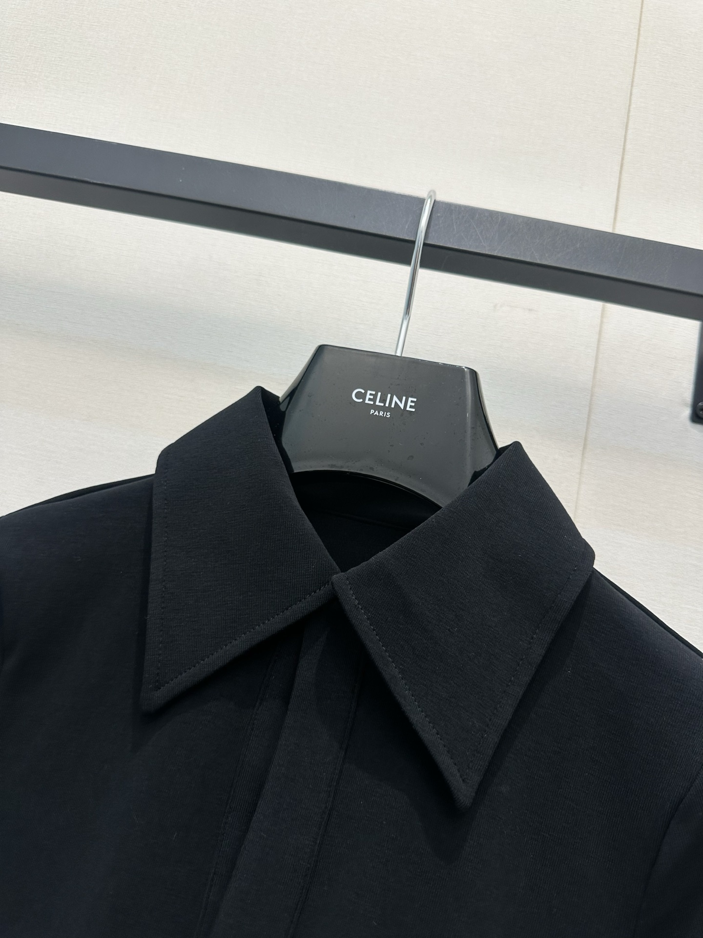 셀린느(CELINE) 솔리드 카라 중소매 상의 의류