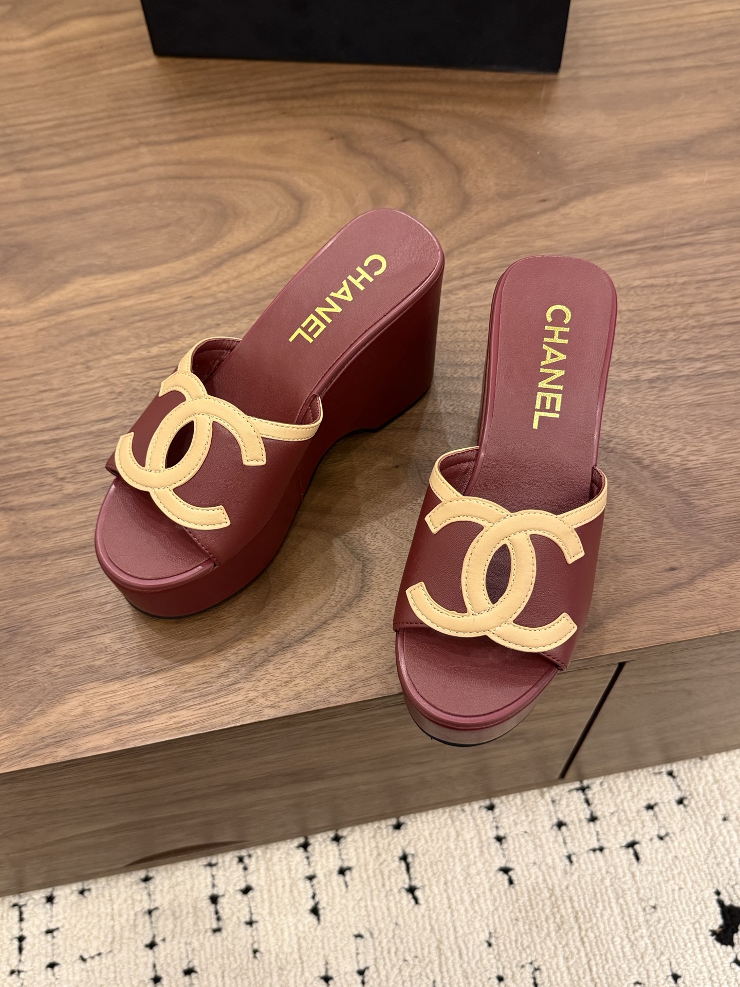 샤넬(CHANEL) 로고 플랫폼 웨지 슬리퍼 신발