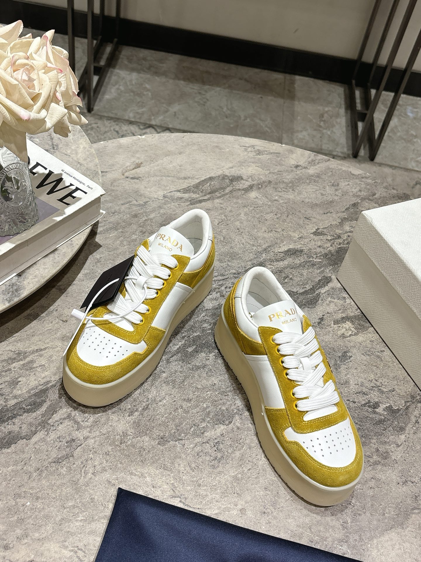 프라다(PRADA) 삼각 로고 플랫폼 스니커즈 신발