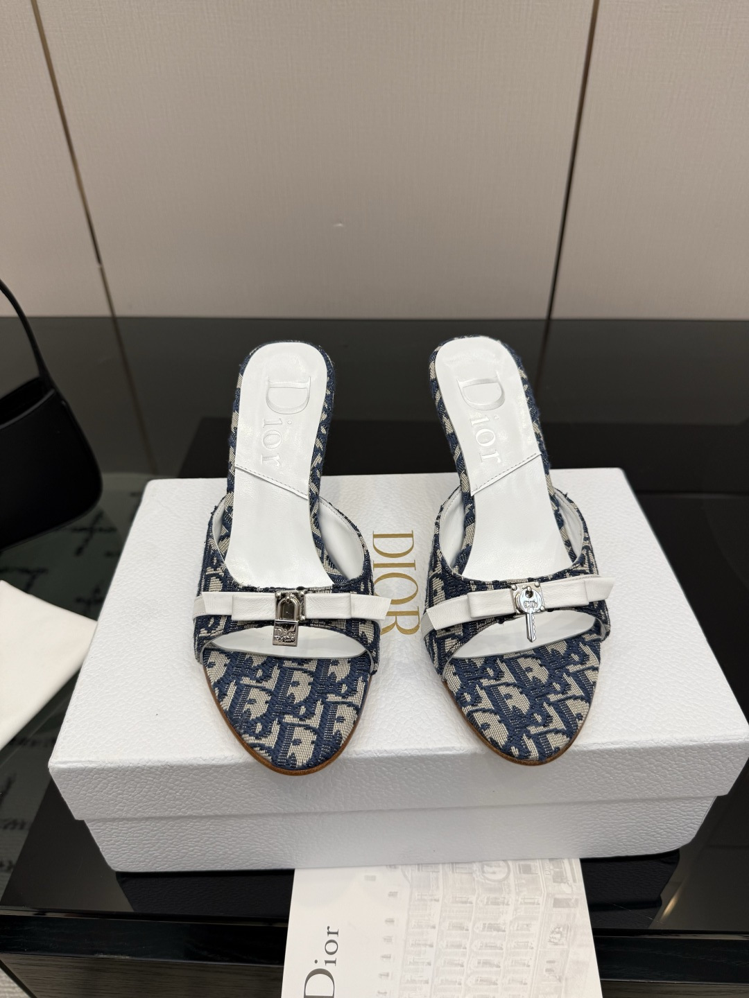 디올(DIOR) 패브릭 뮬 힐 신발