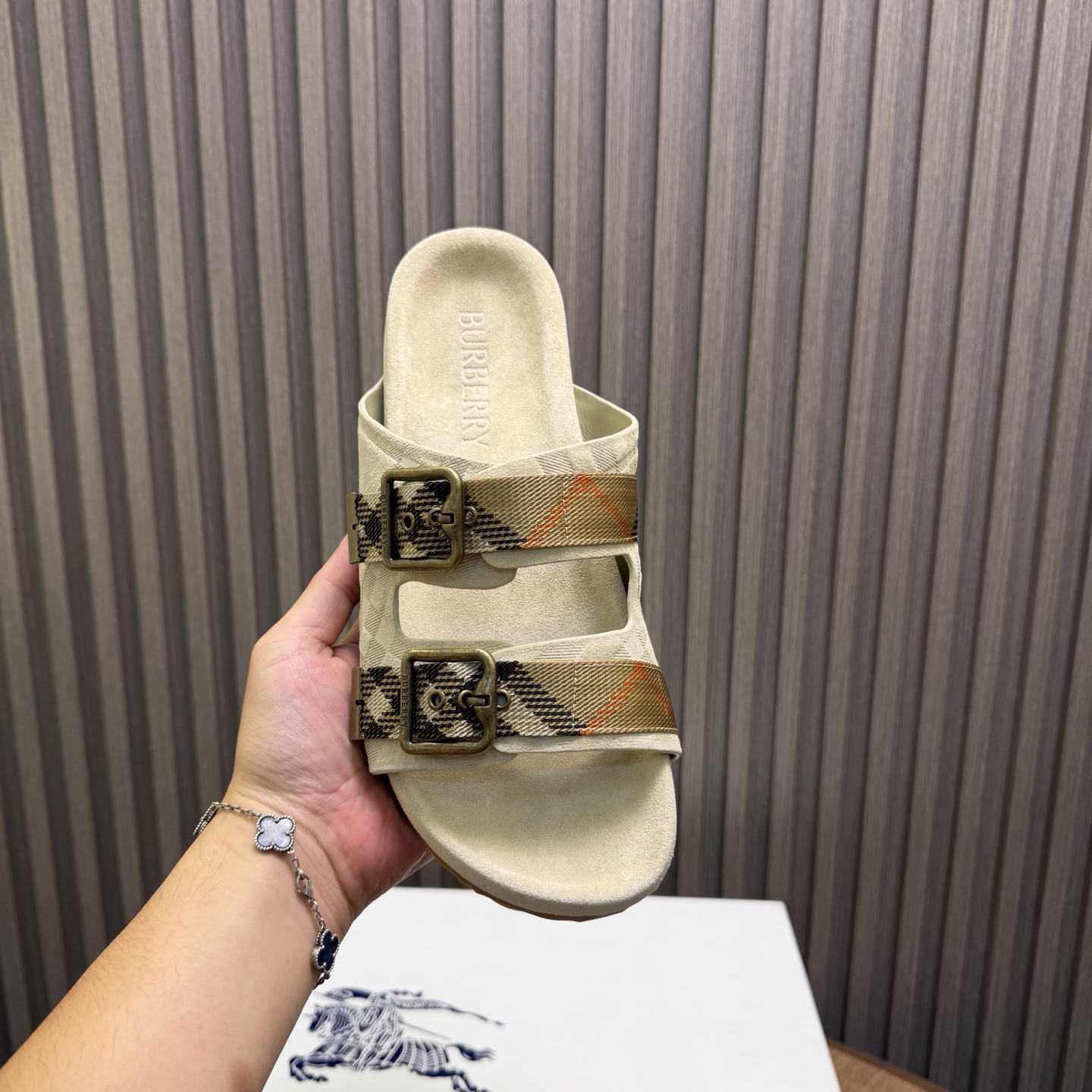[Burberry] 버버리 맨즈 체크 엠보스드 레더 뮬 슬라이드 슬리퍼 샌들 신발