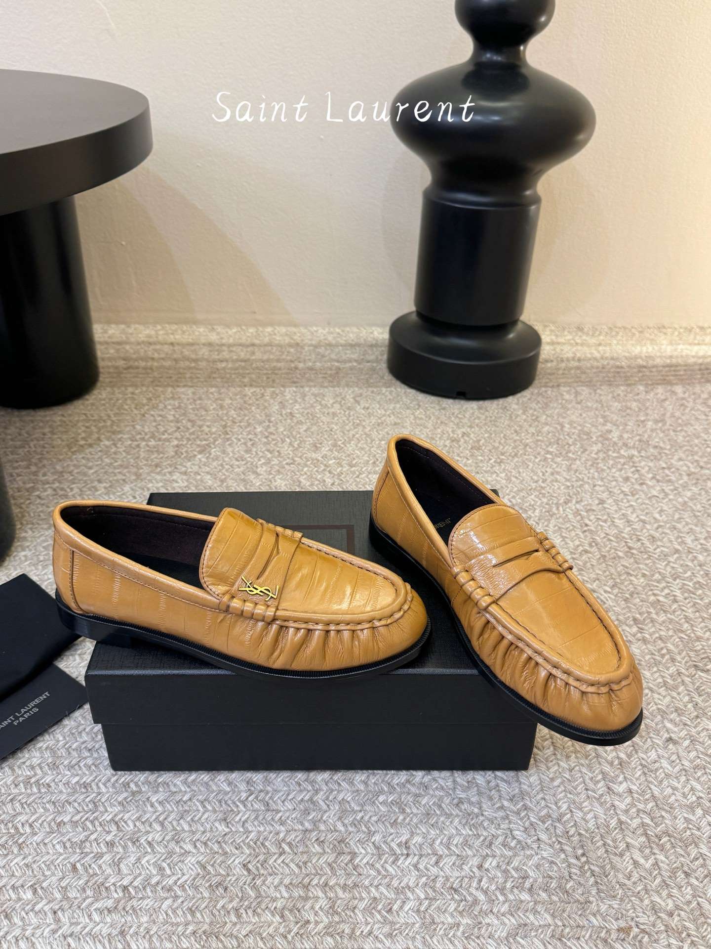 생로랑(SAINT LAURENT) 카프 레더 페니 로퍼 신발
