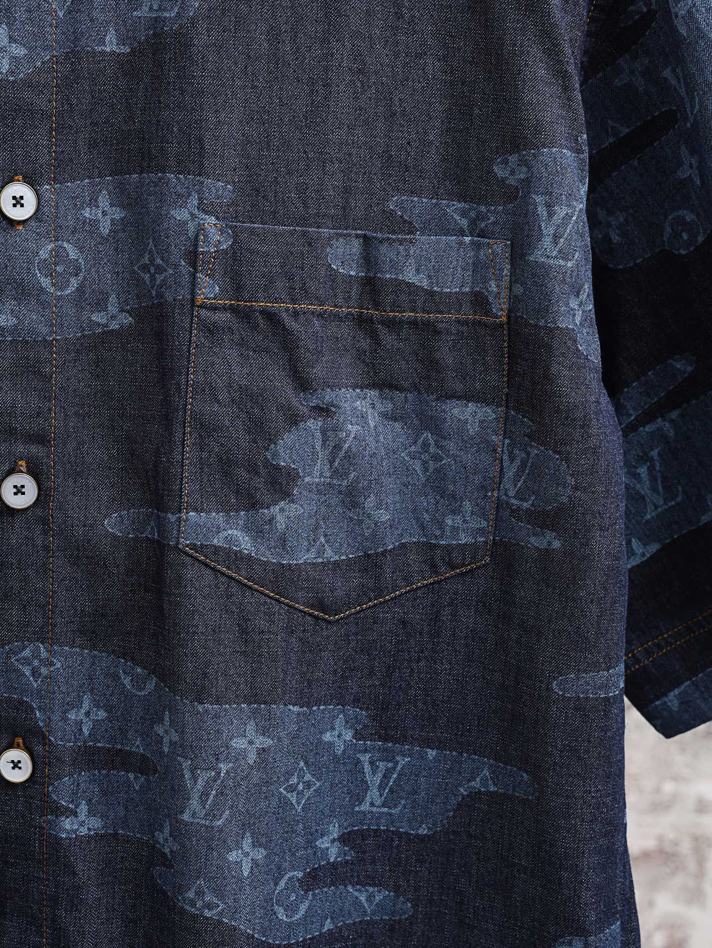루이비통(LV) x 니고(NIGO) 클라우드 샴브레이 반팔 셔츠 상의 의류