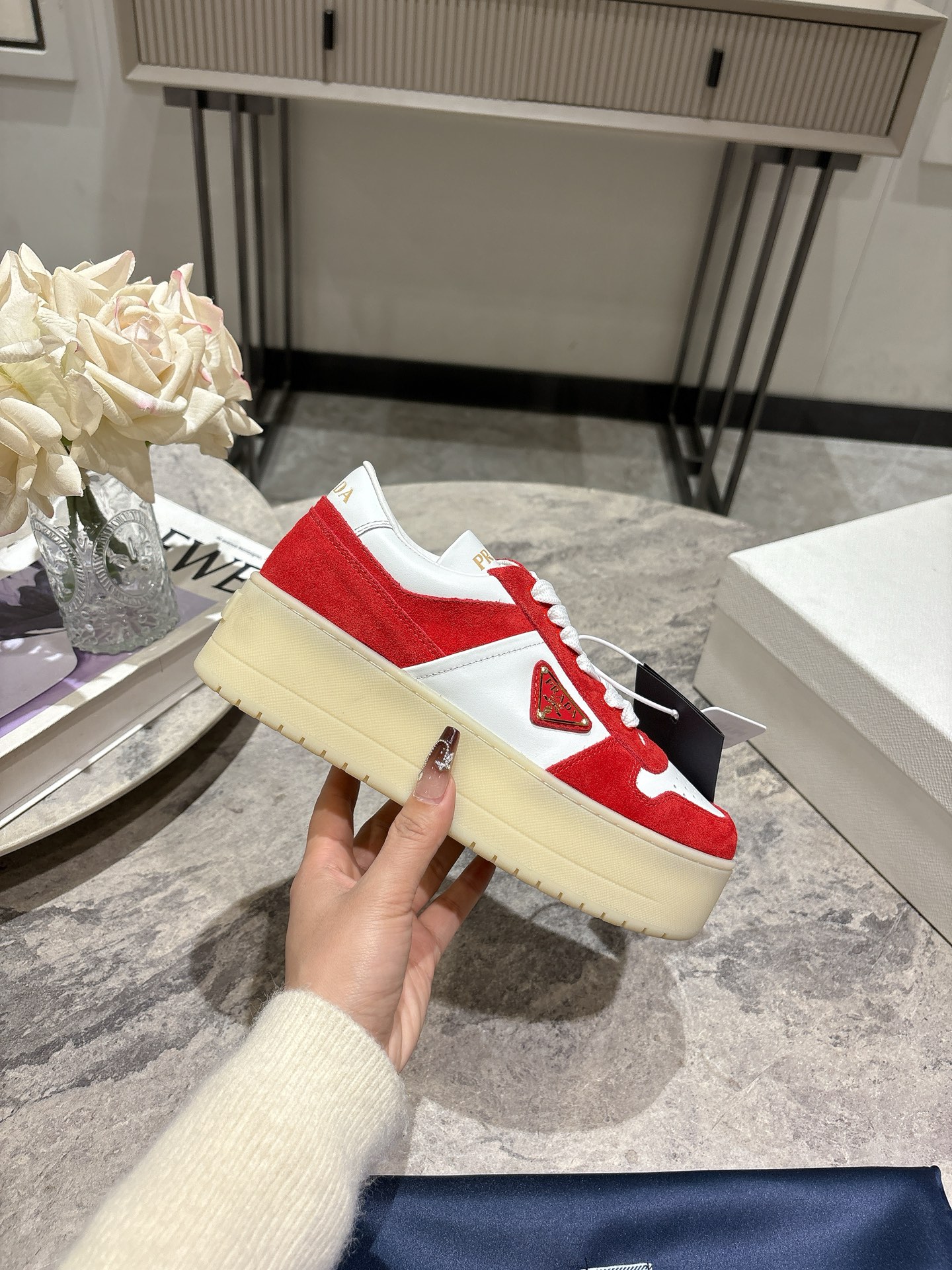 프라다(PRADA) 삼각 로고 플랫폼 스니커즈 신발