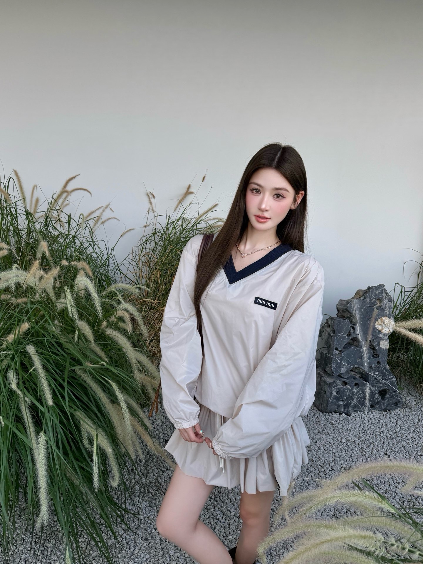 미우미우(MIU MIU) 배색 브이넥 나일론 맨투맨 상의 의류
