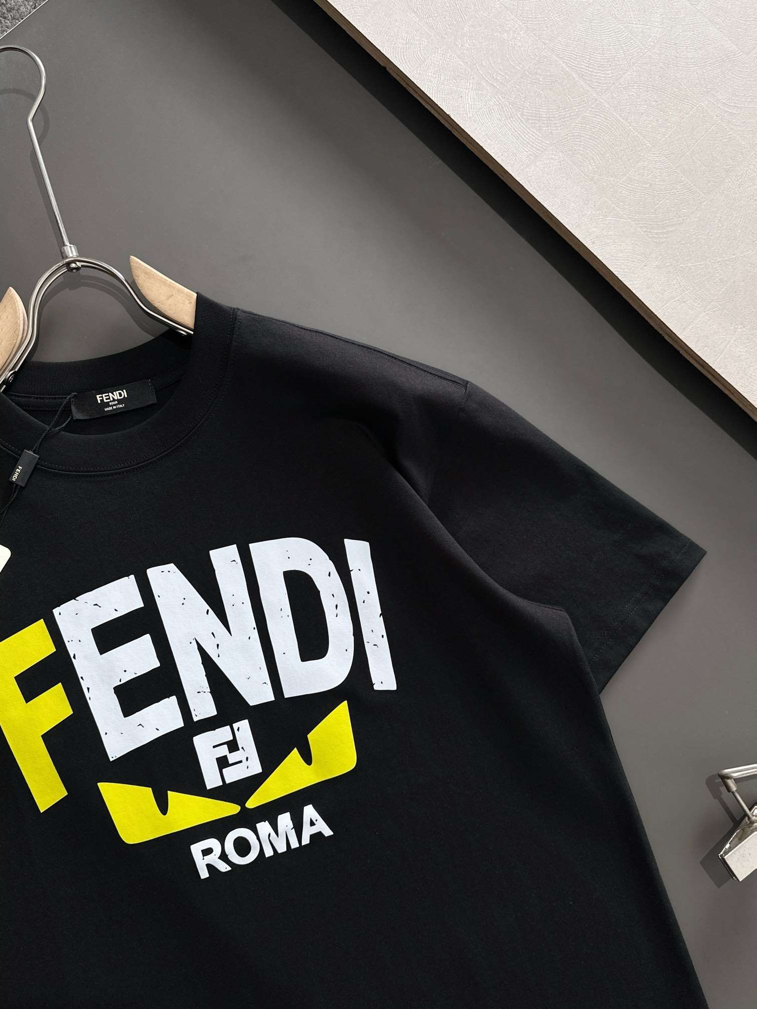 펜디(FENDI) 로고 그래픽 프린트 반팔 티셔츠 상의 의류