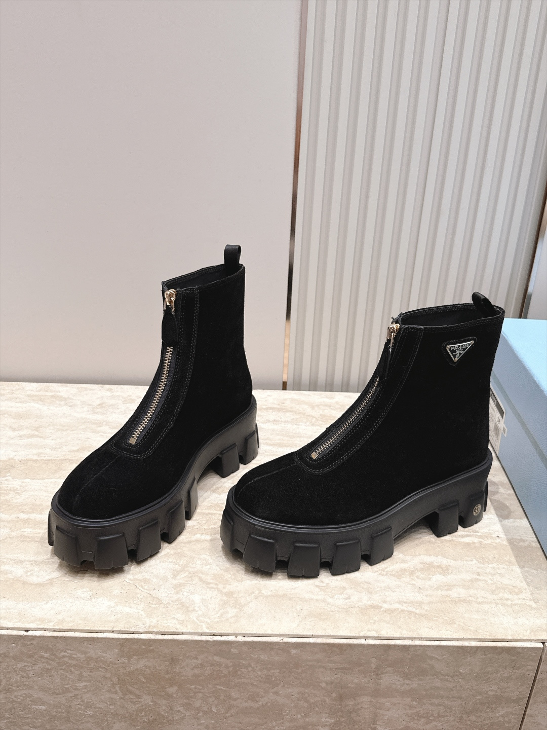 프라다(PRADA) 프론트 지퍼 플랫폼 앵클 부츠 신발