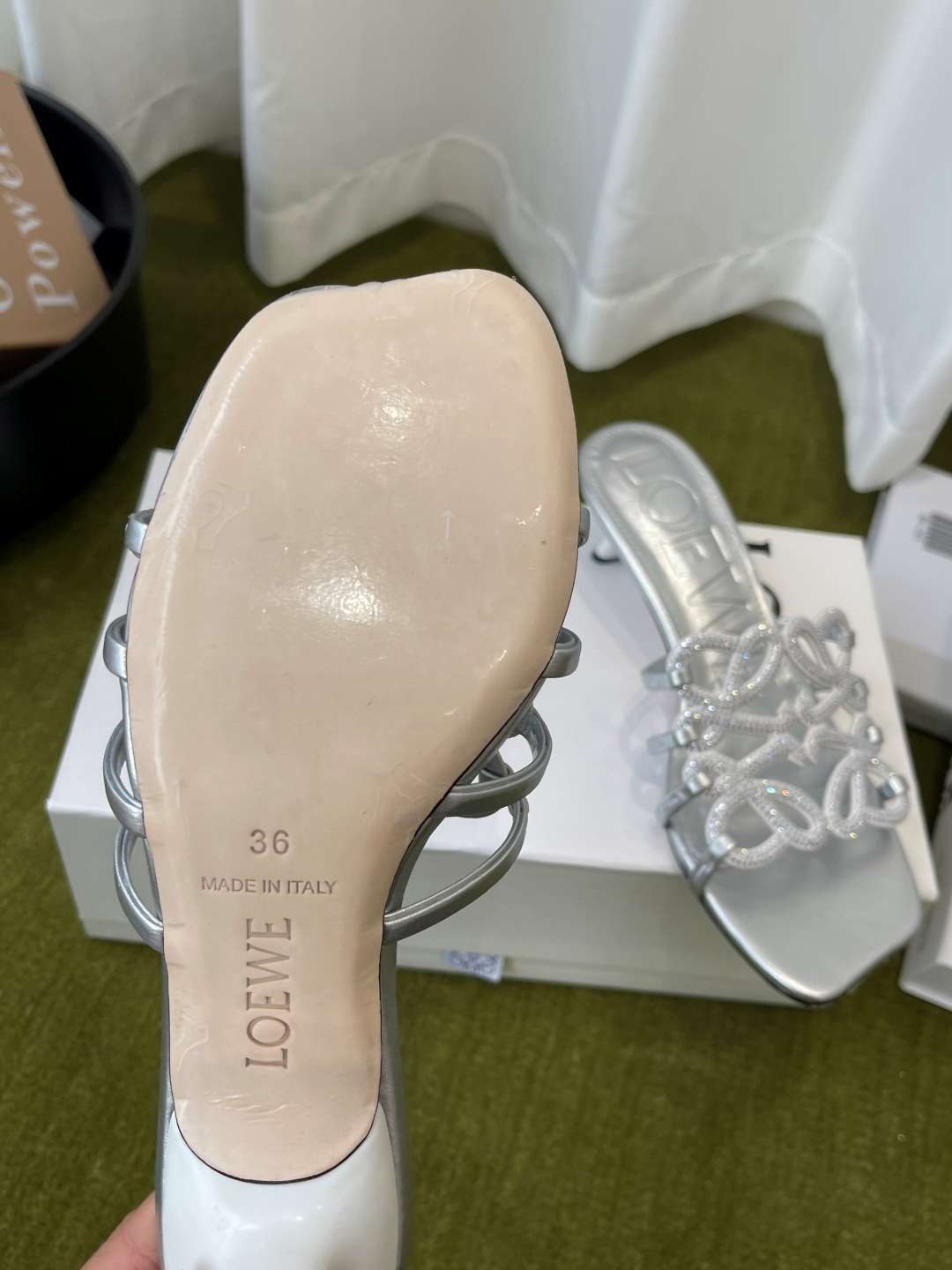로에베(LOEWE) 아나그램 라인스톤 미들 힐 신발