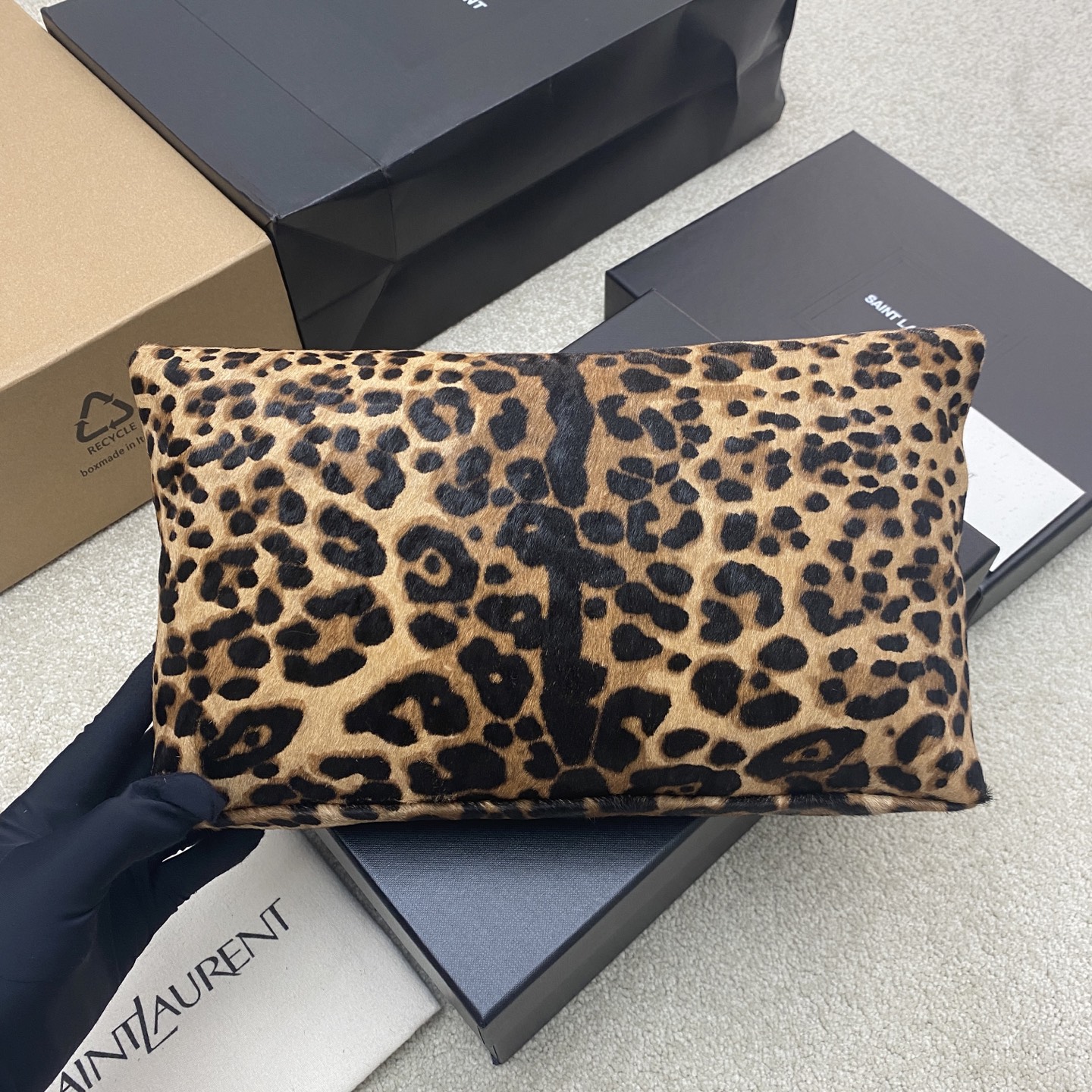 YSL 생로랑 카산드라(Cassandre) 대형 레오파드 엔벨로프 클러치 백 가방