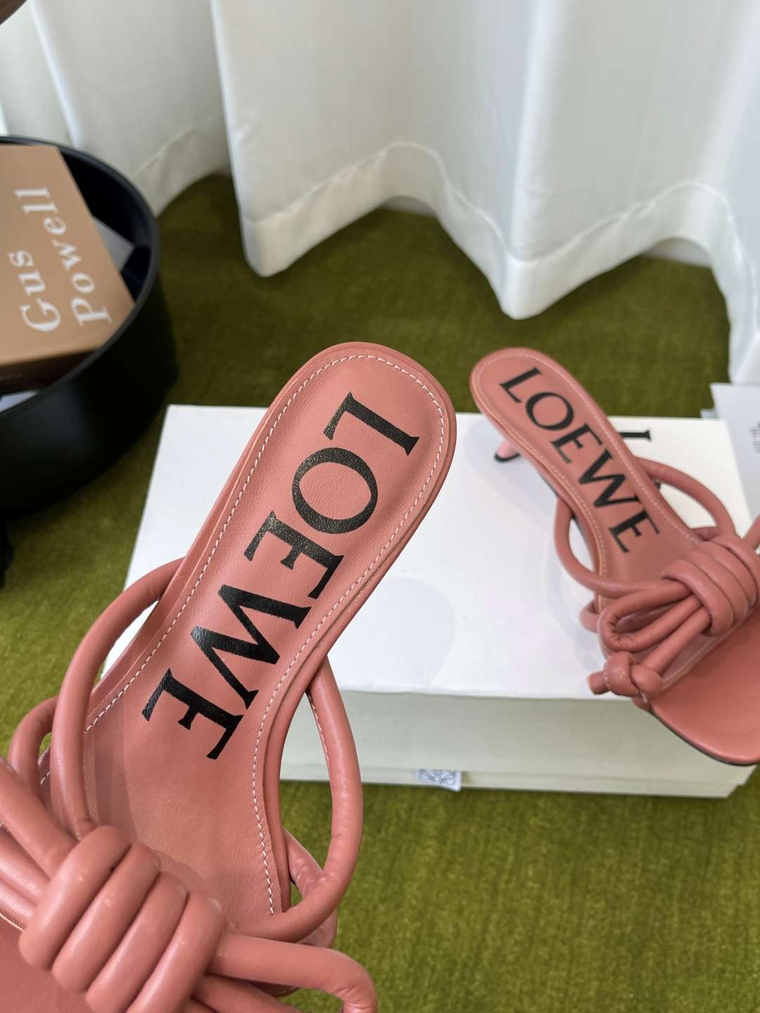 로에베(LOEWE) 리본 매듭 스트랩 미들힐 신발