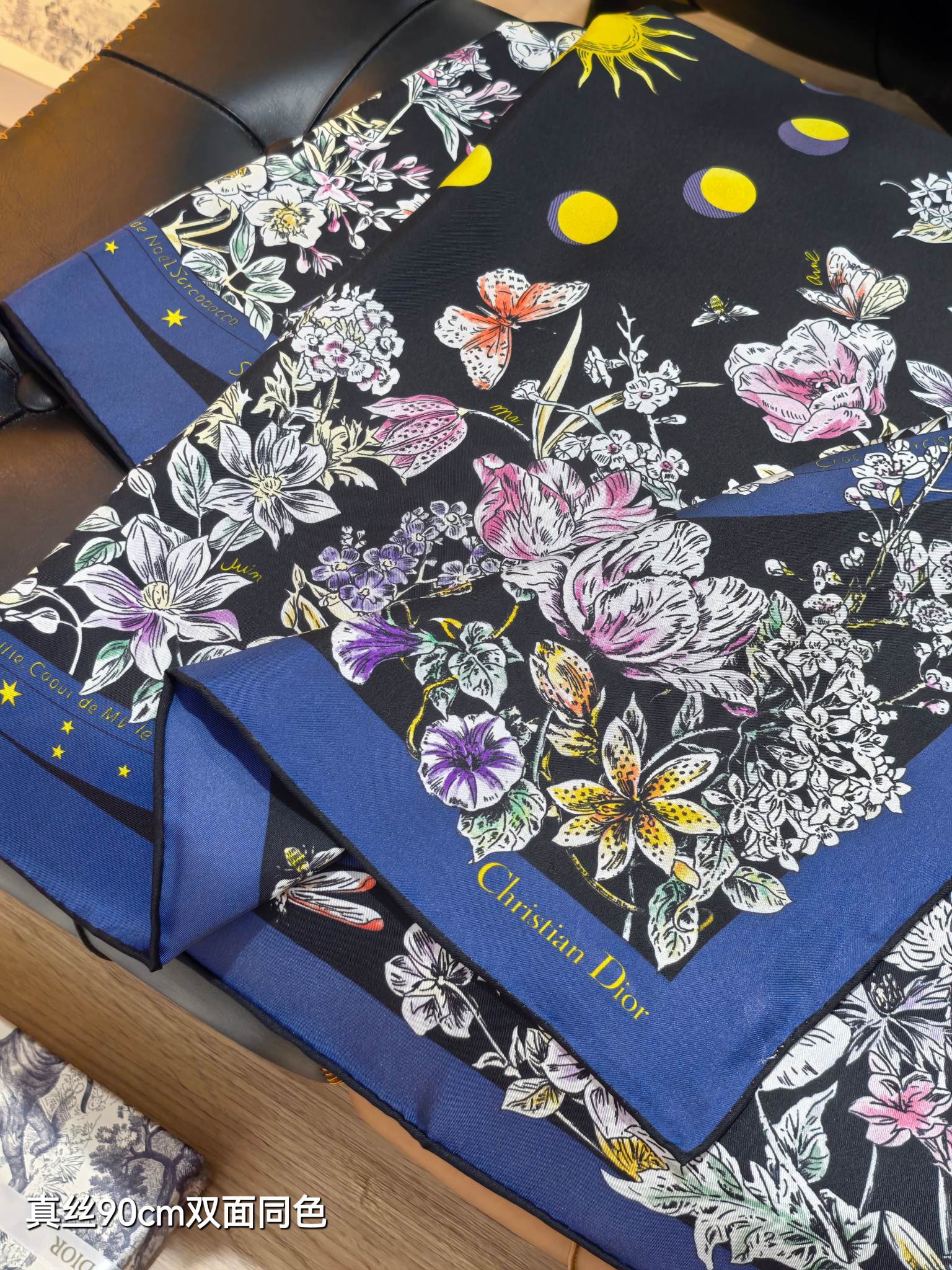 디올(DIOR) 플라워 조디악 실크 목도리 스카프