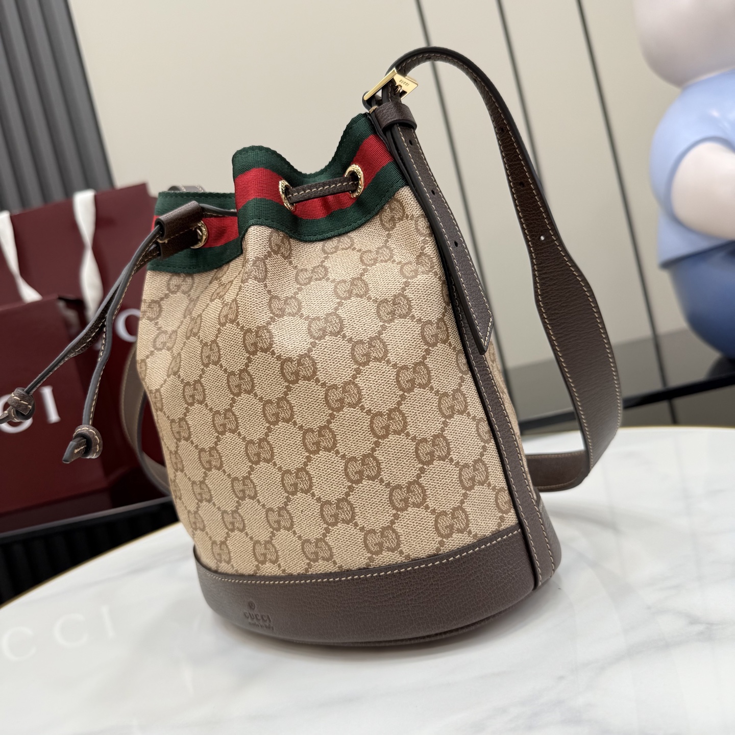 [Gucci] 구찌 Generation GG 코팅 캔버스 버킷백 가방
