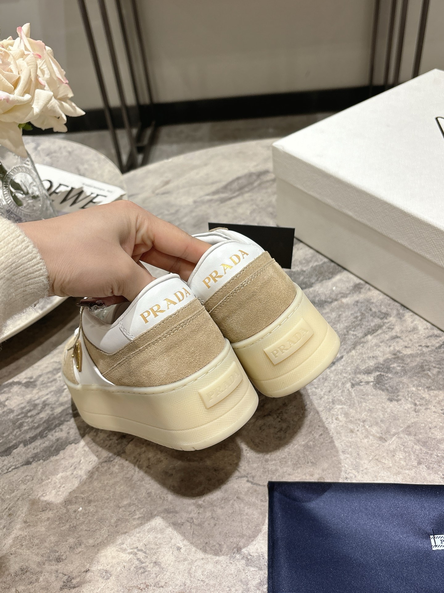 프라다(PRADA) 삼각 로고 플랫폼 스니커즈 신발