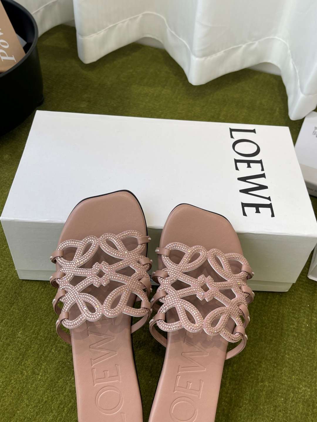 로에베(LOEWE) 라인스톤 스퀘어토 플랫 슬리퍼 신발