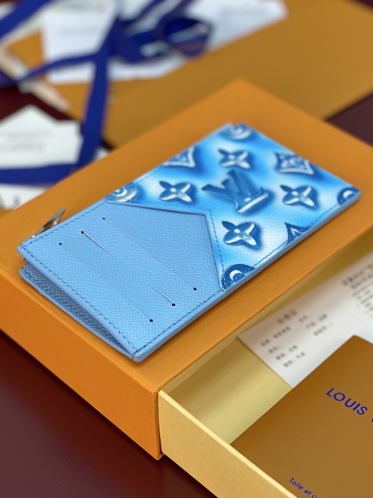 [Louis Vuitton] LV 루이비통 타이가 모노그램 코인 카드 홀더 (코튼 블루) 지갑