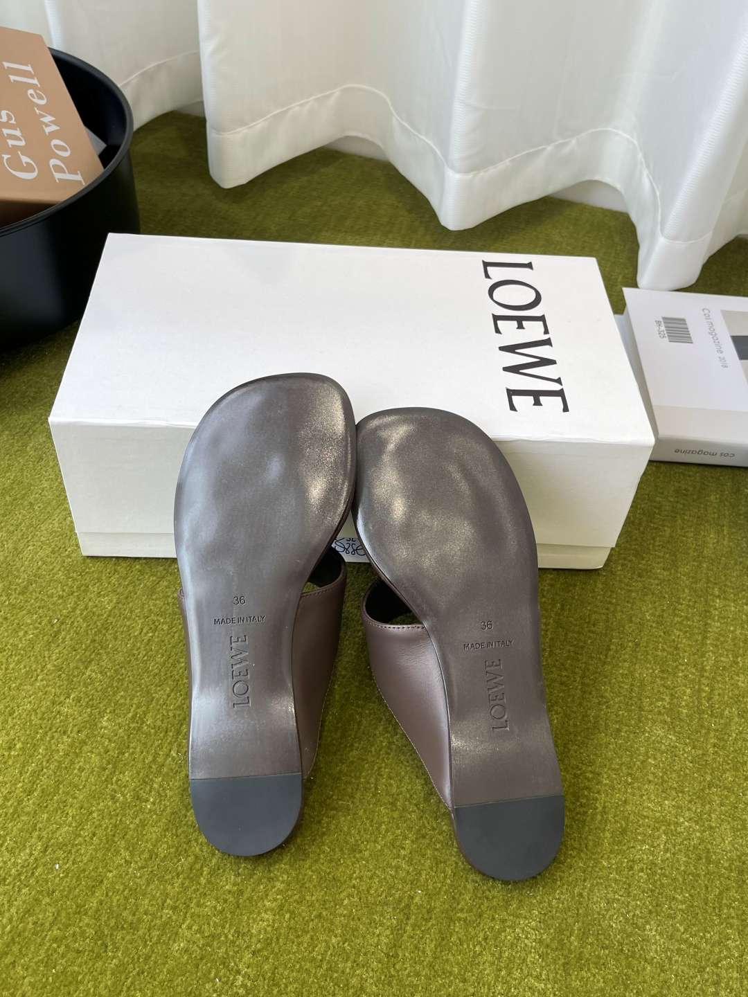 로에베(LOEWE) 토글 장식 토포스트 쪼리 스리퍼 신발