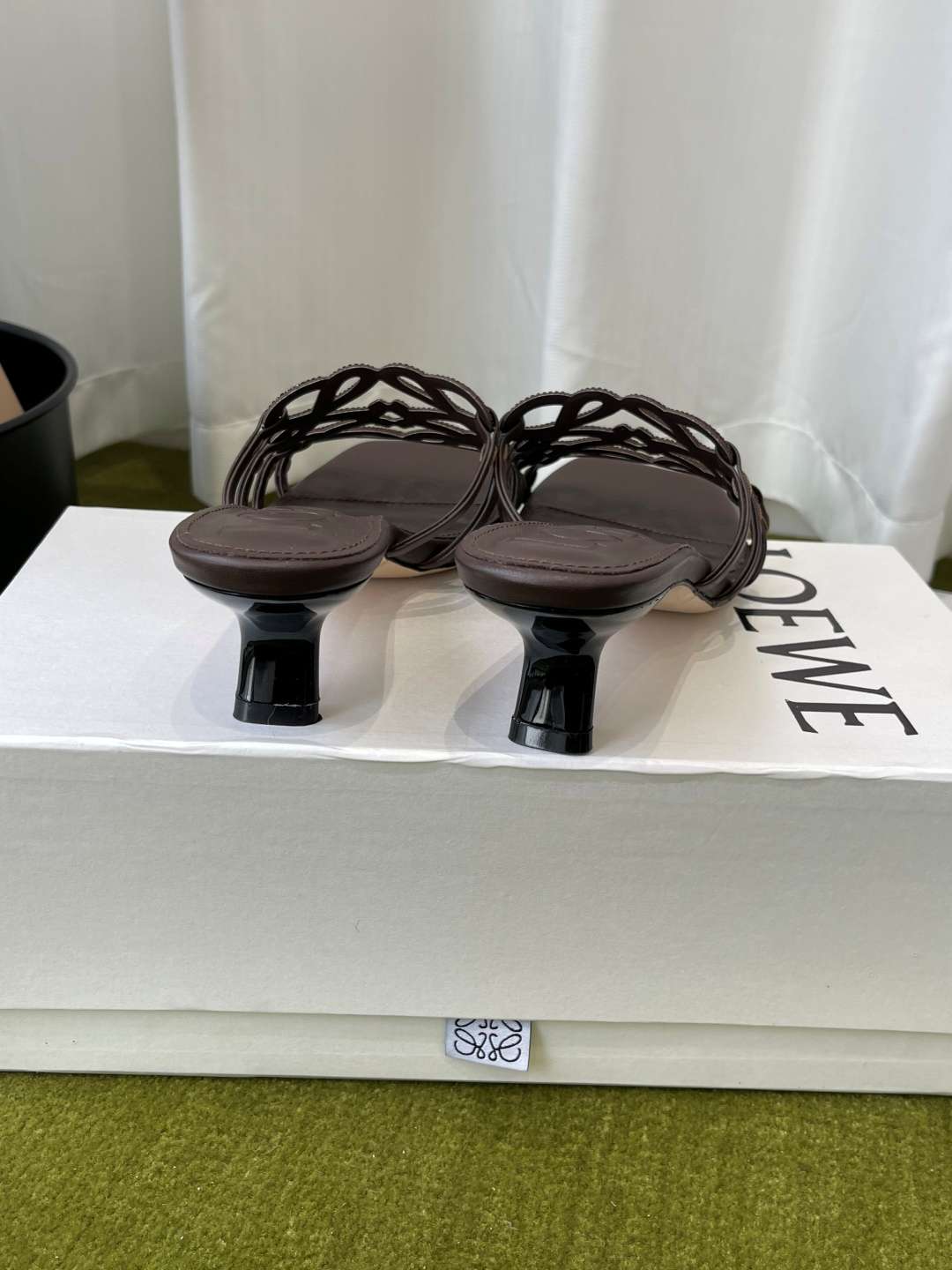 로에베(LOEWE) 아나그램 라인스톤 미들 힐 신발