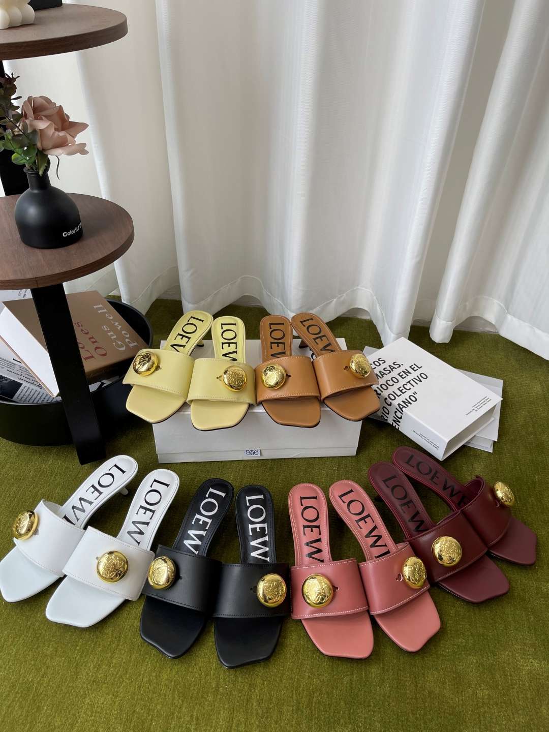 로에베(LOEWE) 메달 스퀘어토 키튼힐 뮬 샌들 신발