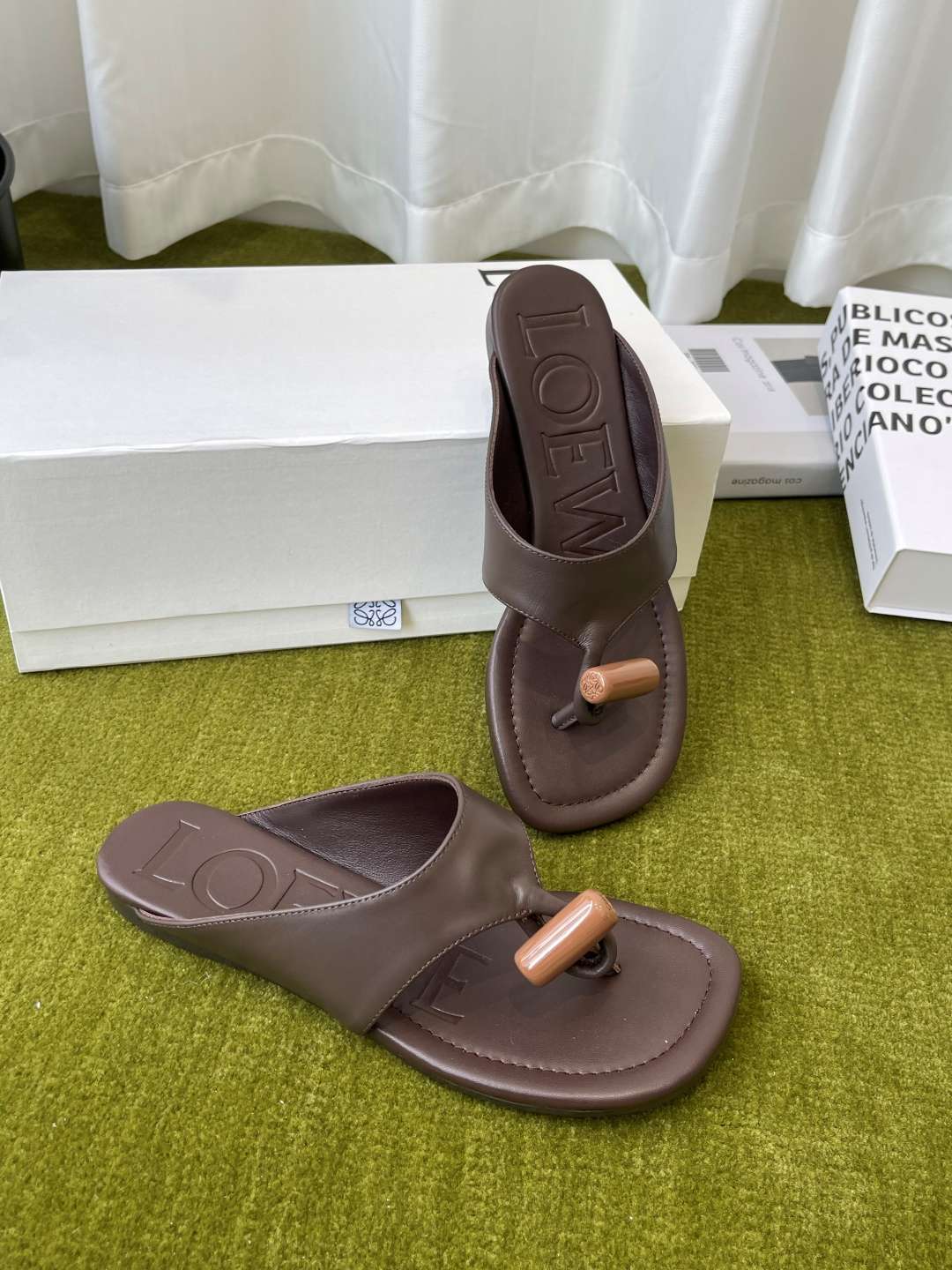 로에베(LOEWE) 토글 장식 토포스트 쪼리 스리퍼 신발
