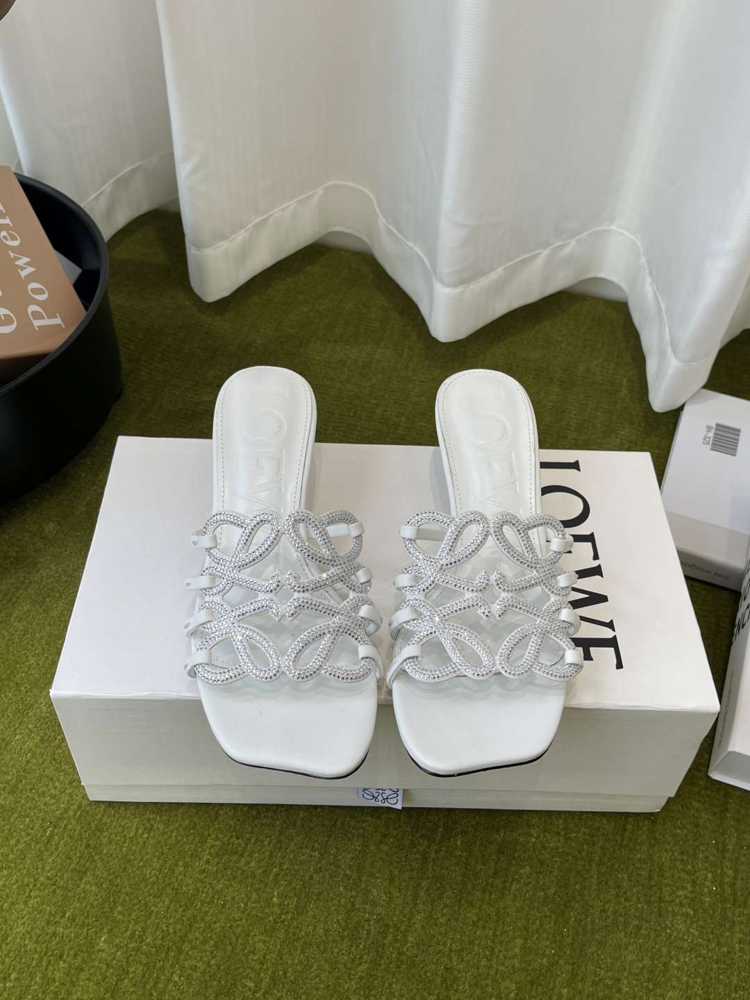 로에베(LOEWE) 아나그램 라인스톤 미들 힐 신발 복제