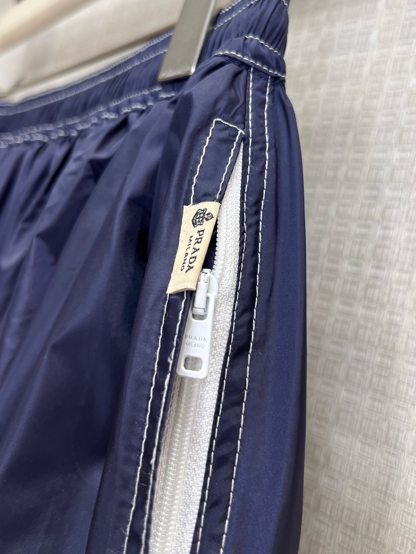 PRADA 프라다 26SS 네이비 콘트라스트 스티치 미디 스커트 치마 의류