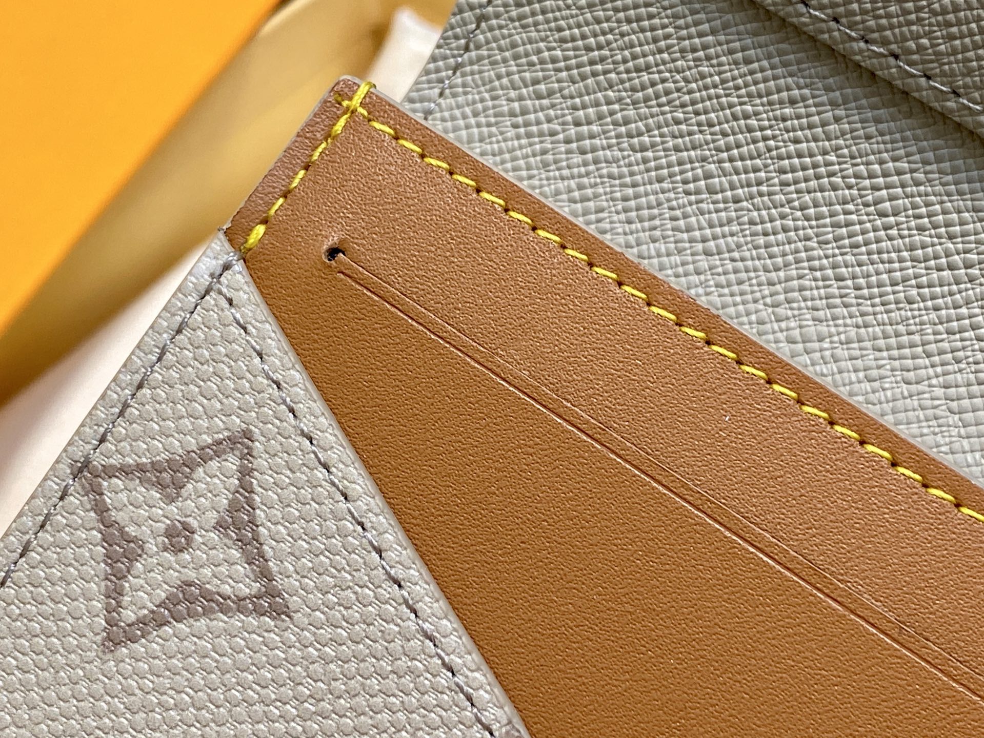 [Louis Vuitton] LV 루이비통 모노그램 서플러스 앙벨롭 카르트 드 비지트 (에이프리콧 그레이) 지갑