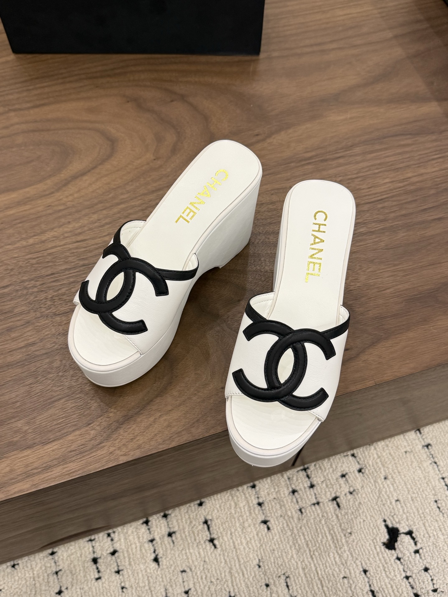 샤넬(CHANEL) 로고 플랫폼 웨지 슬리퍼 신발