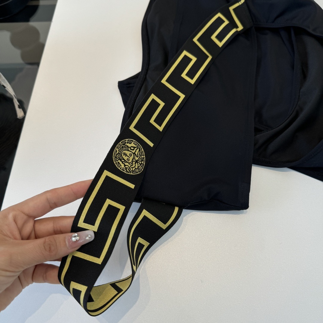 베르사체(VERSACE) 원숄더 컷아웃 수영복 의류