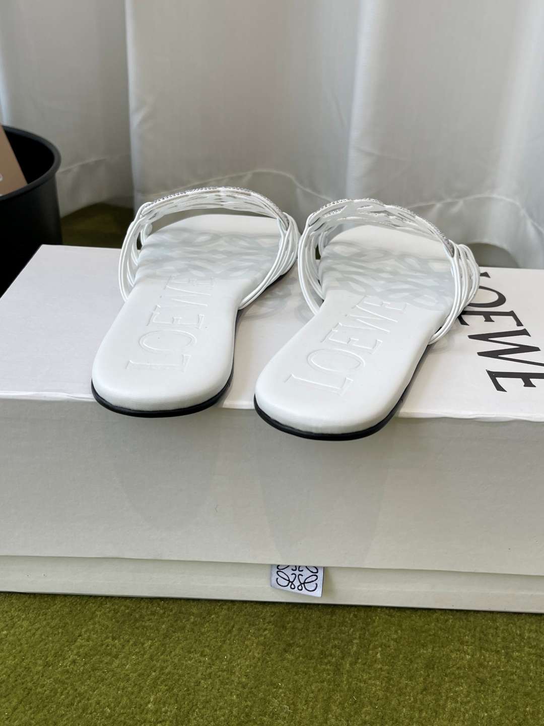 로에베(LOEWE) 라인스톤 스퀘어토 플랫 슬리퍼 신발