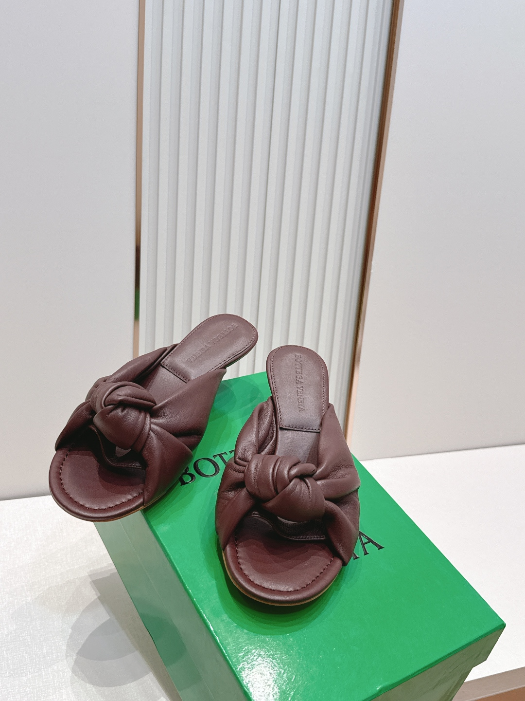보테가 베네타(BOTTEGA VENETA) 체리 트위스트 뮬 힐 신발