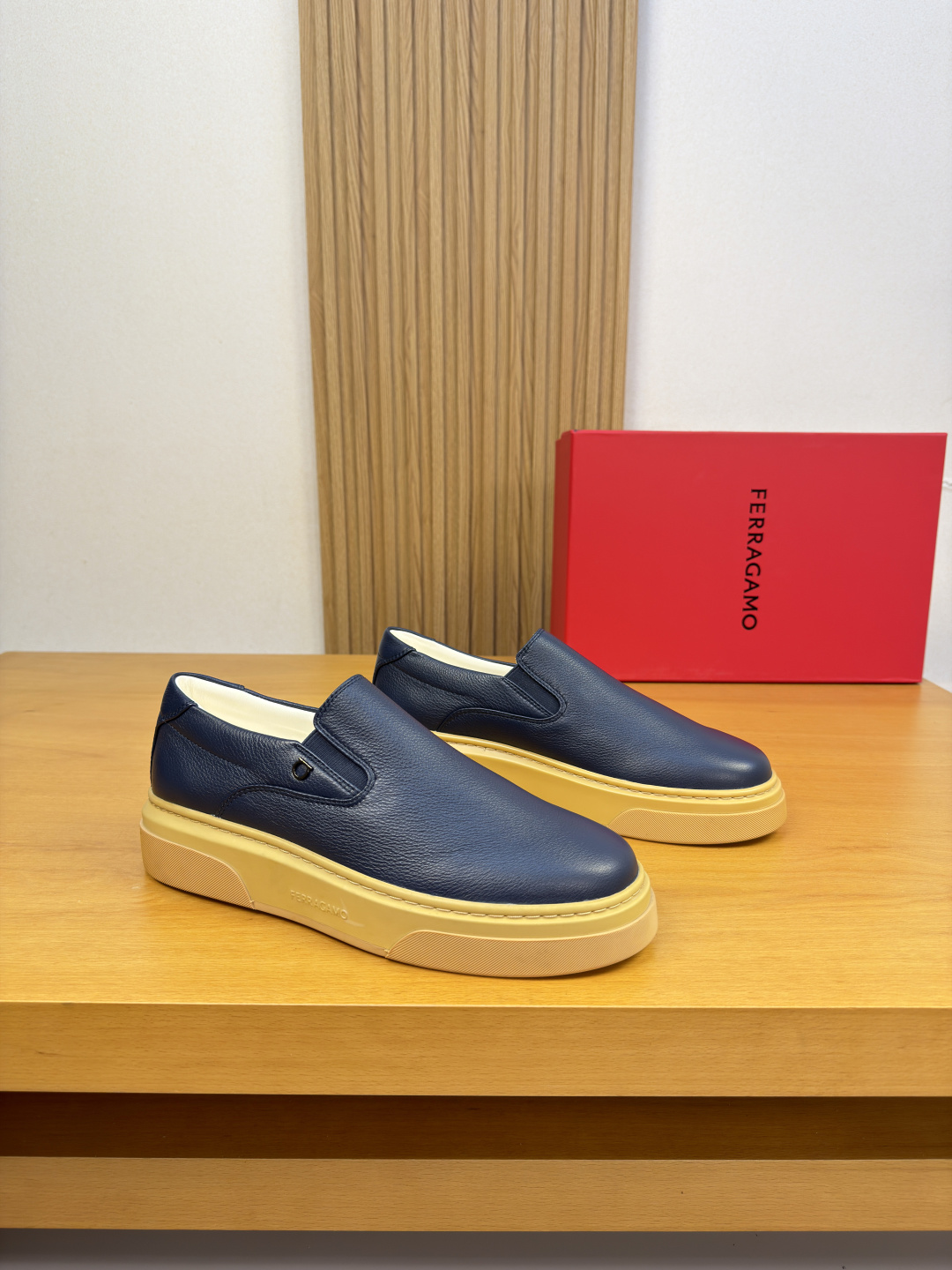 [Salvatore Ferragamo] 페라가모 프리미엄 슈링크 레더 미니멀 슬립온 스니커즈 신발