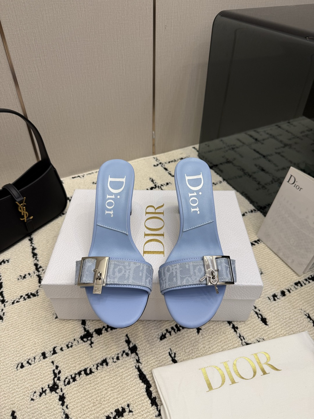 디올(DIOR) 로고 버클 뮬 힐 샌들 신발