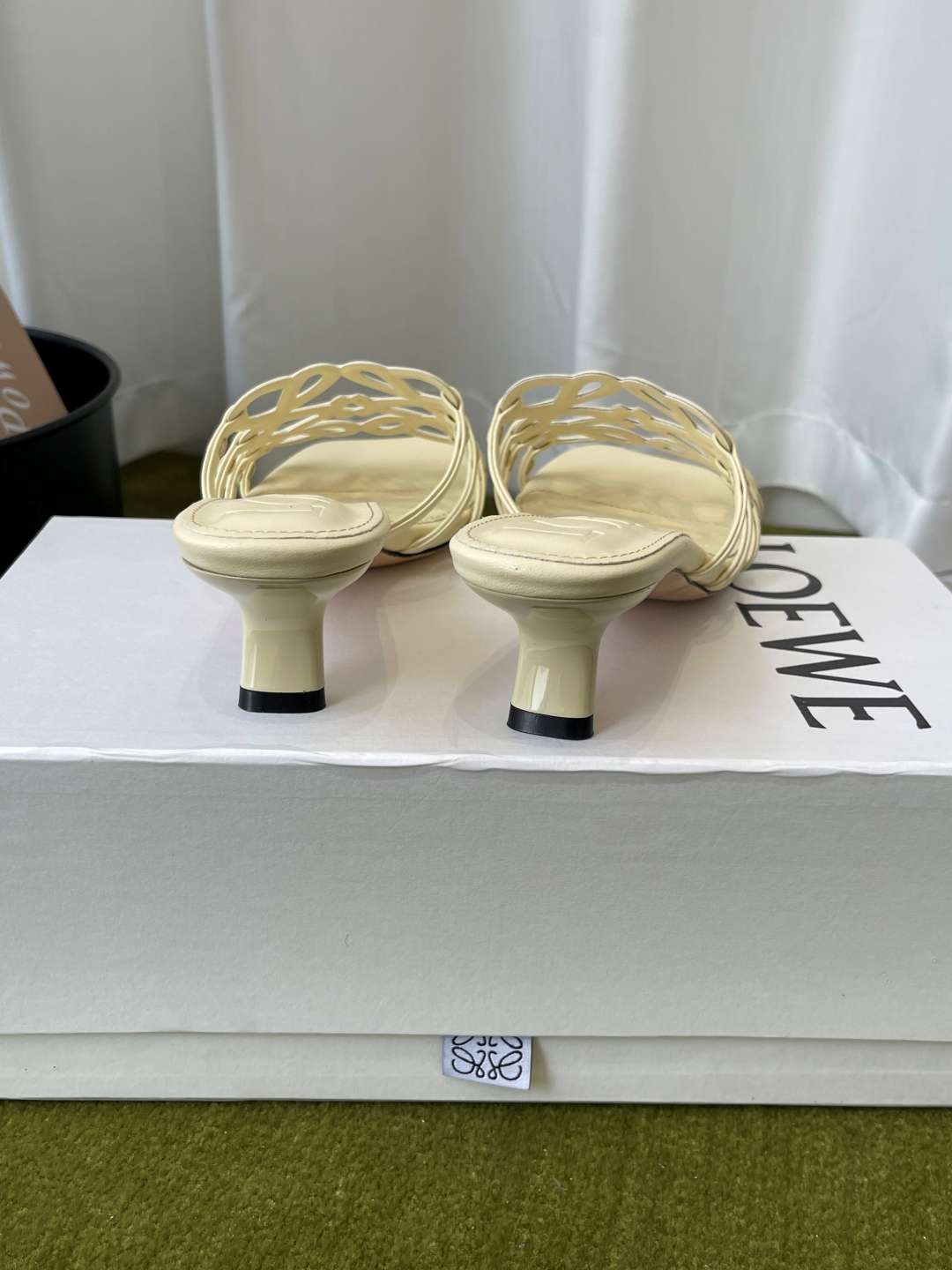 로에베(LOEWE) 아나그램 스트랩 스퀘어토 키튼힐 신발