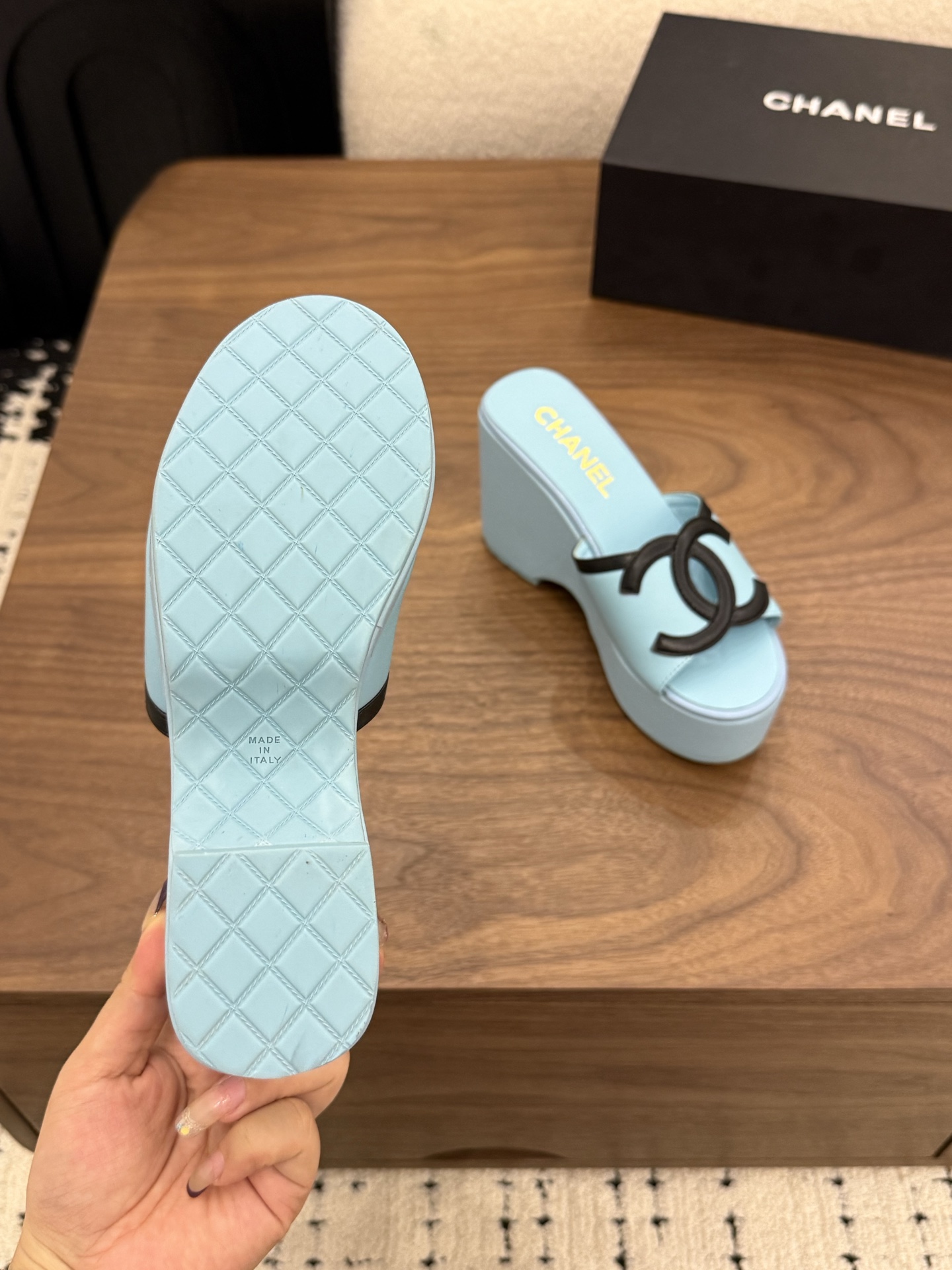 샤넬(CHANEL) 로고 플랫폼 웨지 슬리퍼 신발