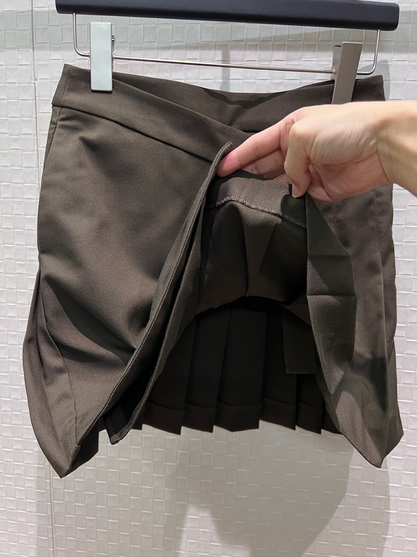 [Loewe] 로에베 26SS 비대칭 레더 버클 플리츠 스커트 치마 의류