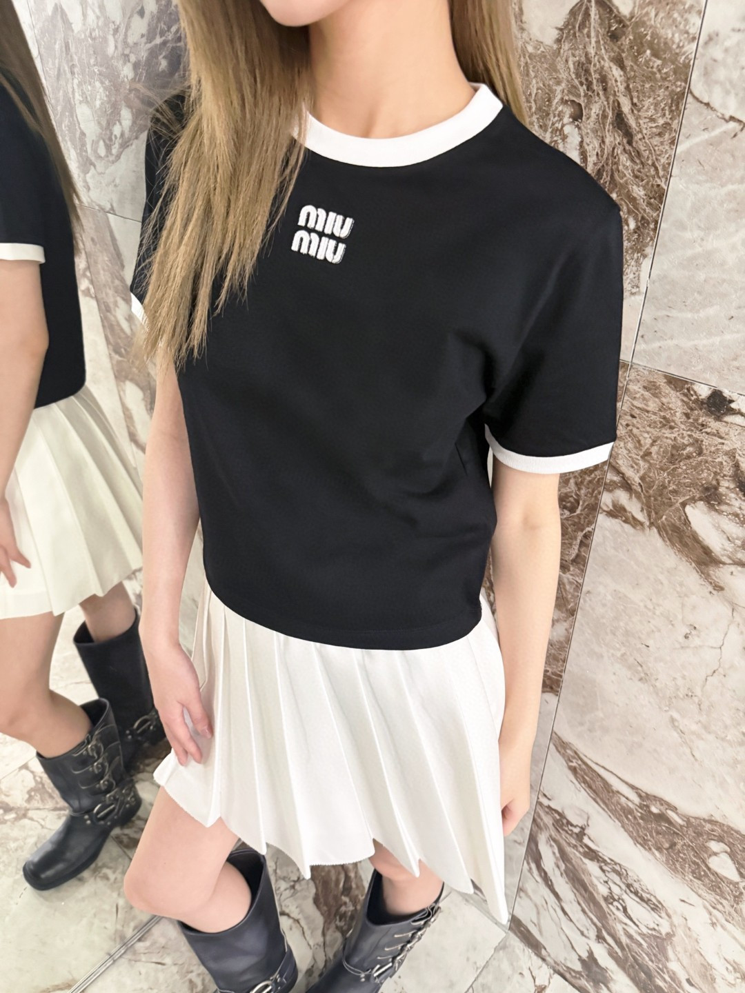 미우미우(MIU MIU) 로고 아플리케 배색 반팔 티셔츠 상의 의류