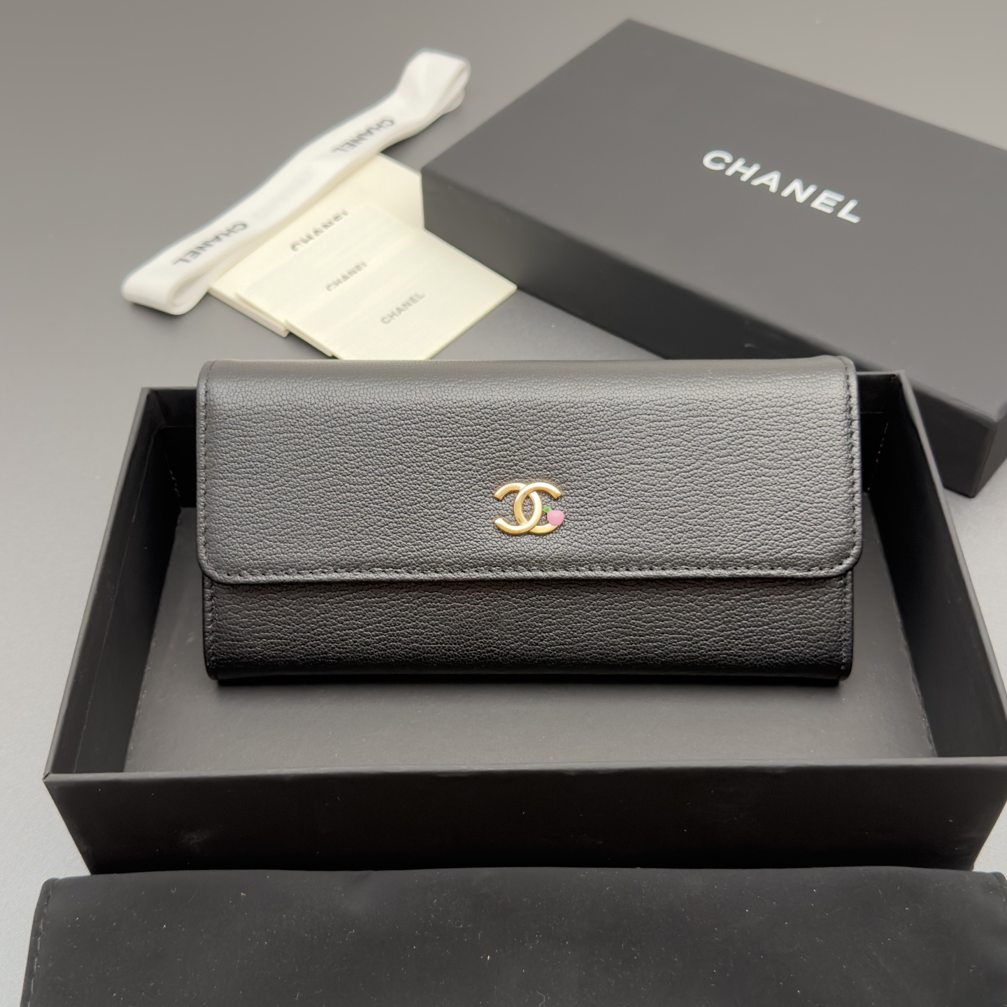 [Chanel] 샤넬 메탈 로고 플랩 롱 월렛 장지갑