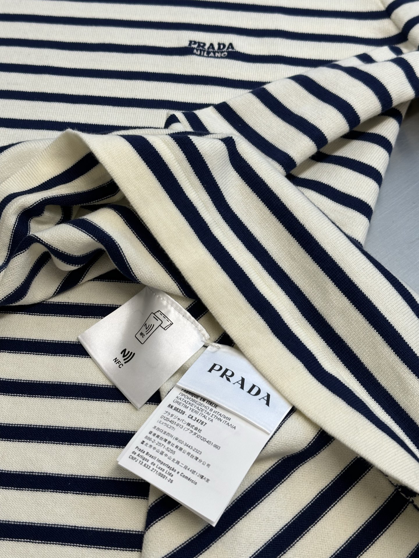 프라다(PRADA) 자수 스트라이프 니트 반팔 티셔츠 의류